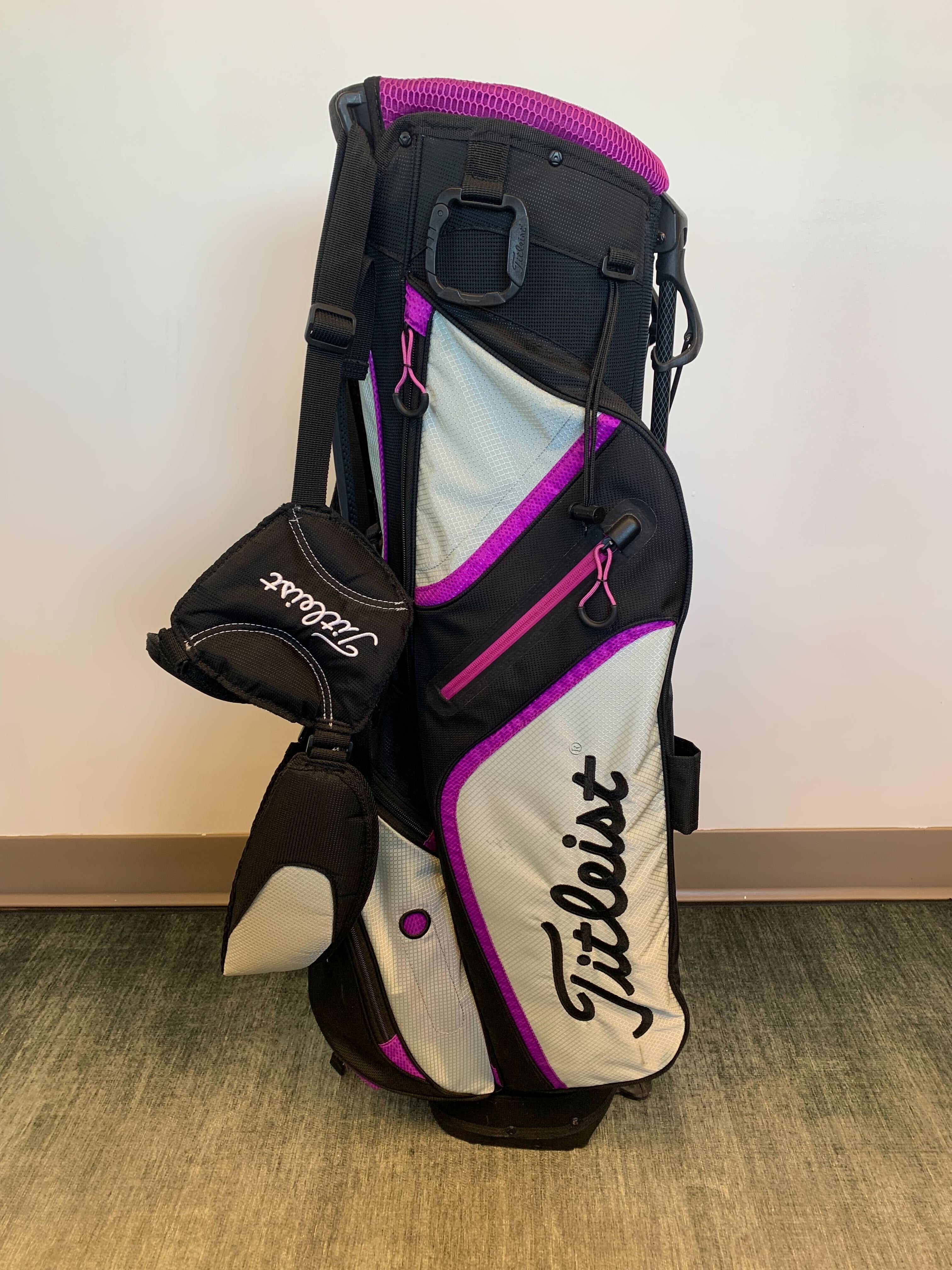 Titleist Women's Golf Stand Bag - Lightweight Black & Pink Golf Bag with 3 Dividers, Adjustable Strap & Rain Cover - Perfect for Women Golfers on the Course or Driving Range