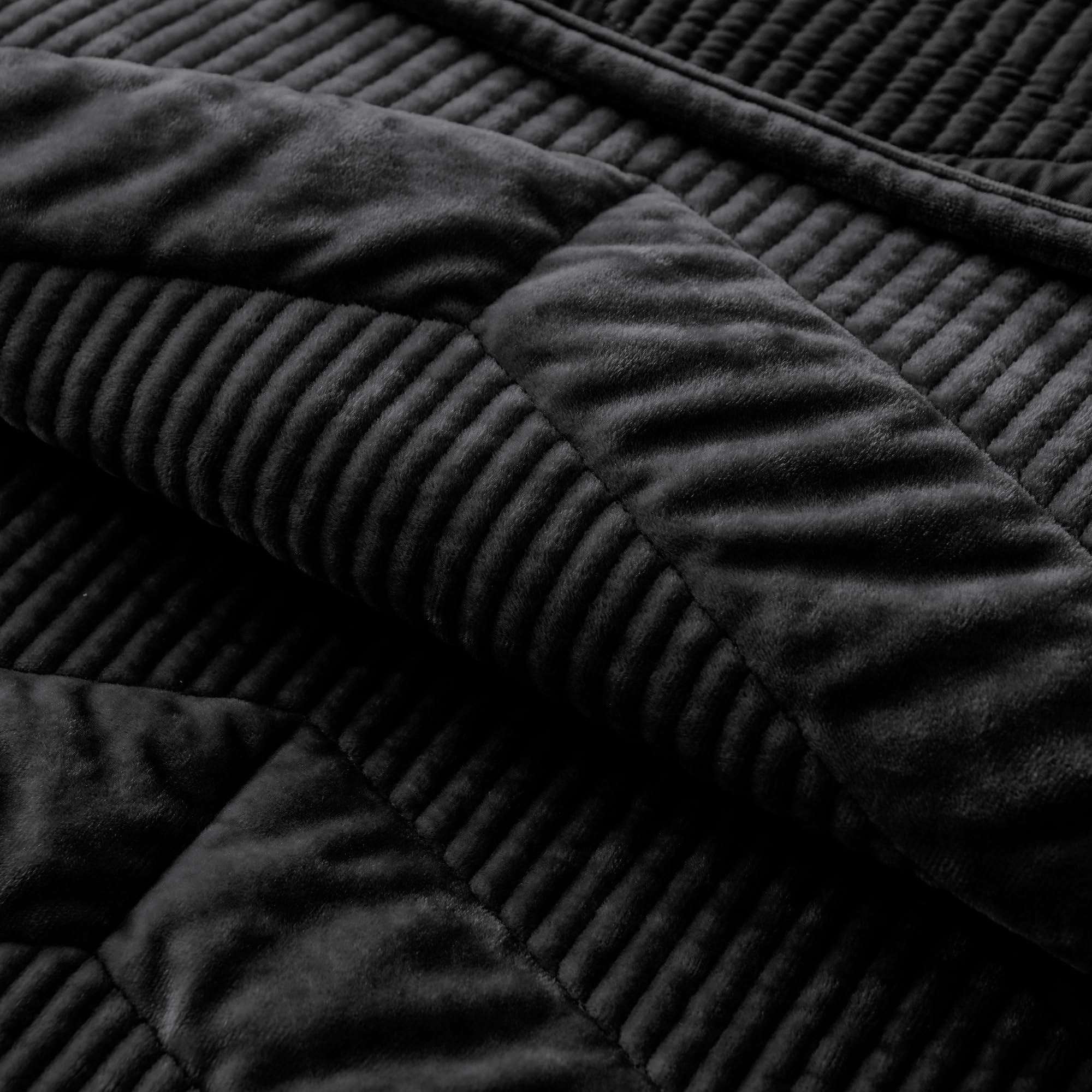 SHALALA Velvet Quilt Set Queen Size - Ultra Soft Luxury Lightweight Summer Comforter Set with Geometric Pattern | Oversized Bedspread Coverlet Includes 2 Shams | All-Season Use for Bedroom Decor (Black, Full/Queen) - Perfect for Guest Rooms, Master Bedrooms & Cozy Home Styling