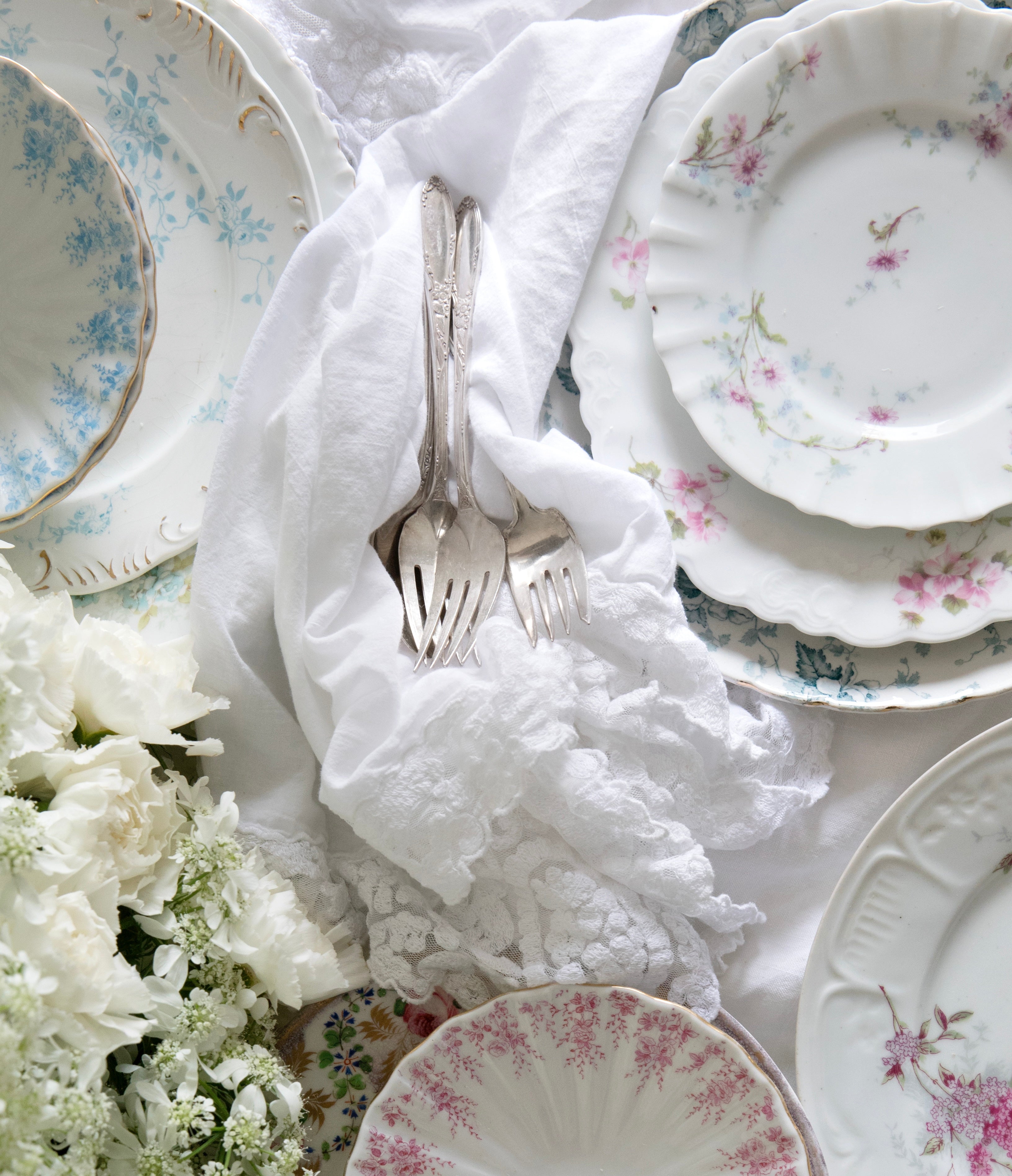 Elegant Lace Edged White Napkins - Premium Cotton Dining Napkins for Weddings, Parties & Formal Events