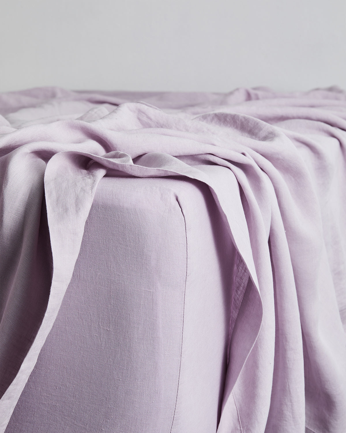 Premium 100% French Flax Linen Fitted Sheet - Queen Size, Lilac - Soft & Breathable Bedding for All Seasons - Perfect for Master Bedroom, Guest Room & Vacation Homes
