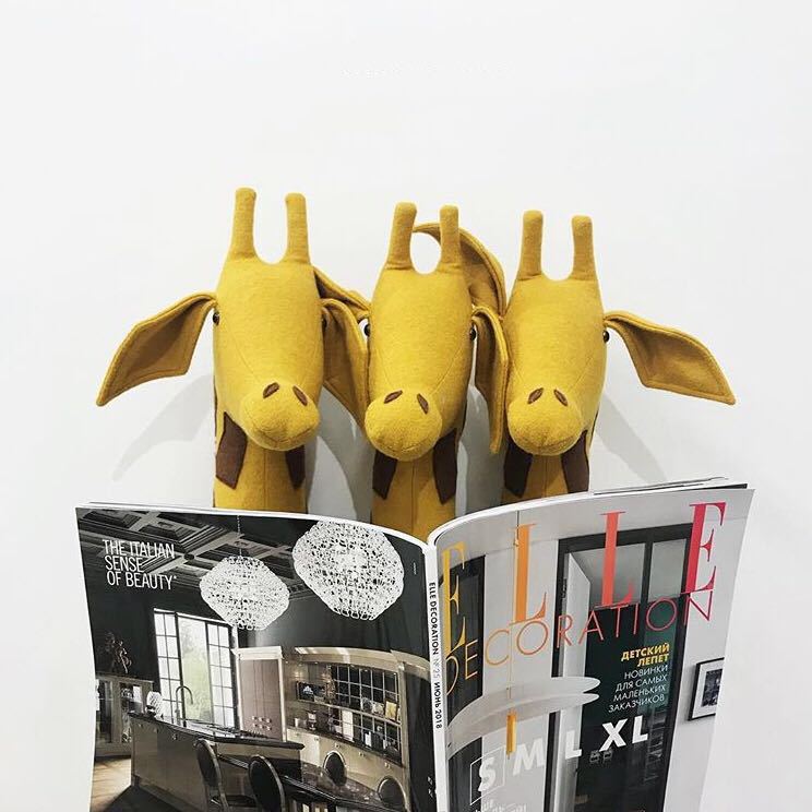 Cute Giraffe Plush Toy Wall Hanging - Soft Animal Nursery Decor for Baby & Kids Room - Perfect for Birthday Gifts, Baby Showers and Children's Bedroom Decoration