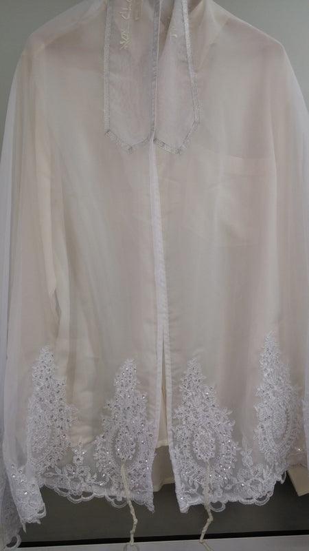 Elegant White Silk Tallit for Women with Delicate White Lace Decoration - Perfect for Jewish Prayer Services, Weddings & Special Religious Ceremonies