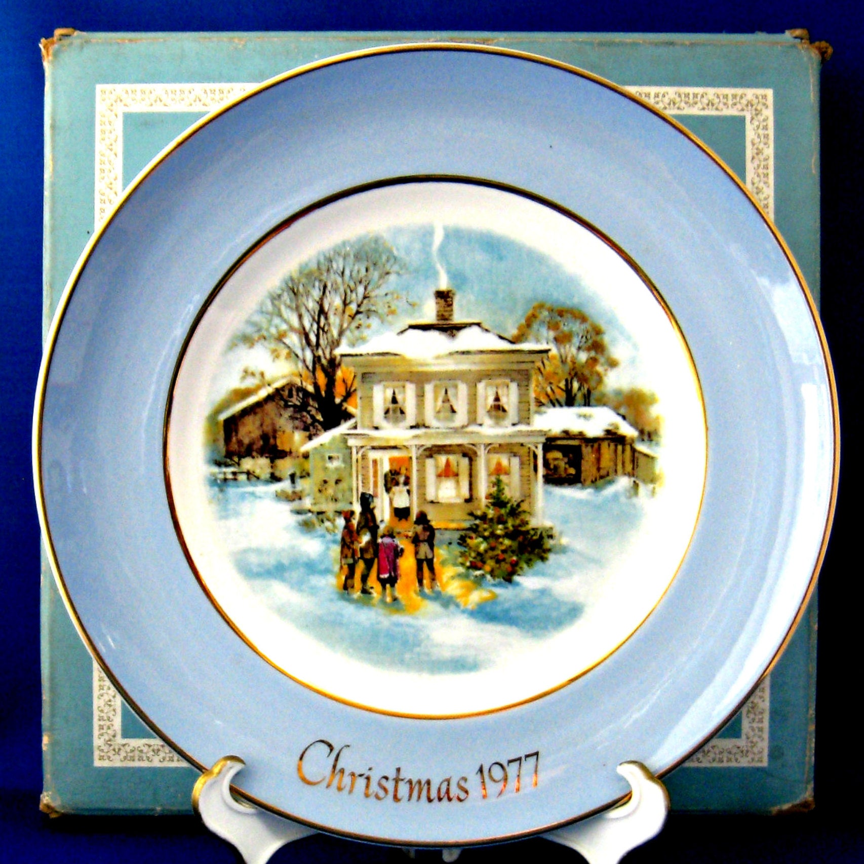 Vintage Wedgwood Christmas Plate 1977 - Carolers in the Snow with Blue Border | Holiday Dinnerware, Collectible Christmas Decor & Gift for Collectors (Perfect for Holiday Tablescapes, Christmas Tree Decorations & Festive Home Decor)