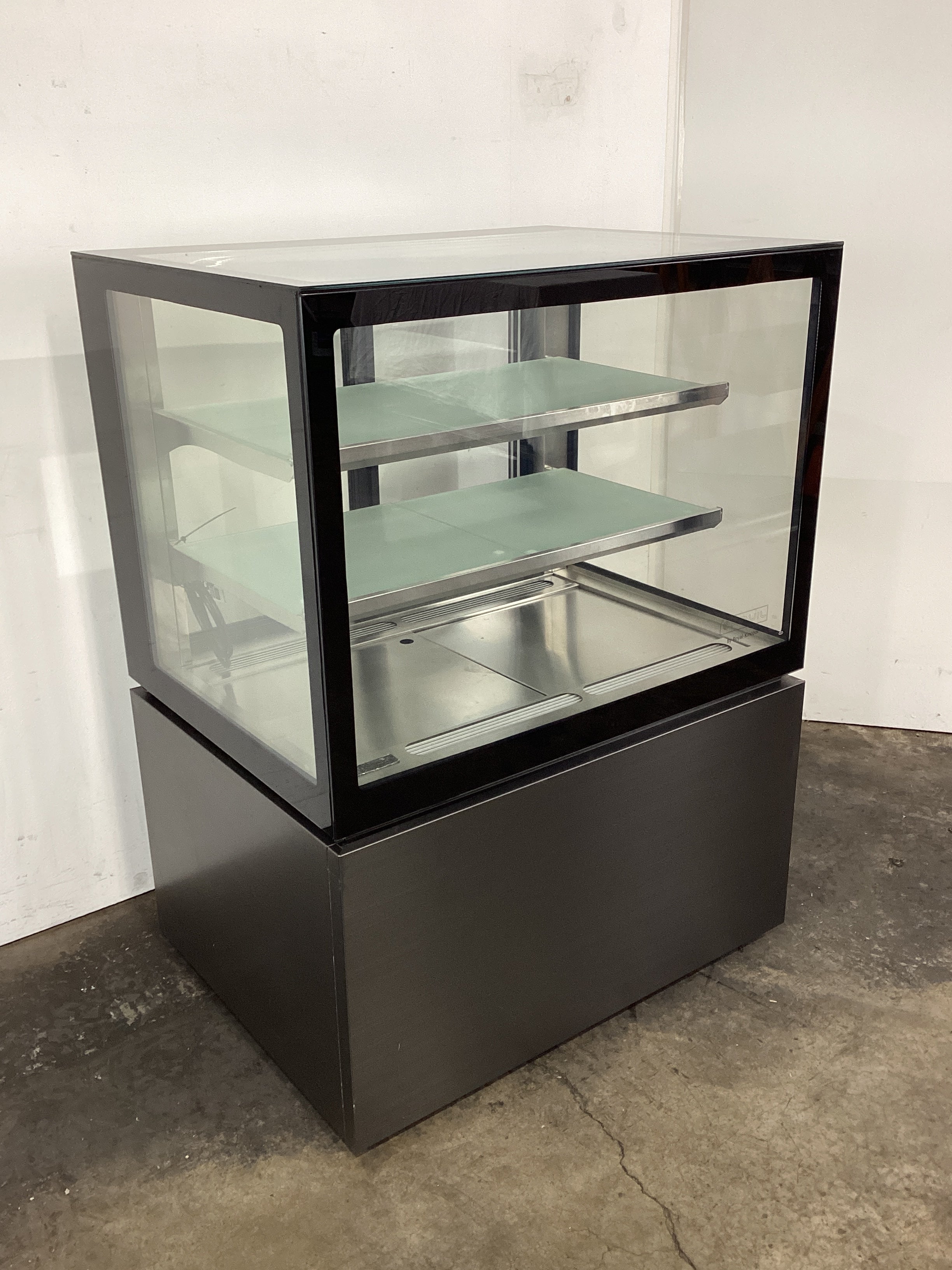 Anvil NDSV3730 Commercial Refrigerated Display Case for Cold Food Storage - Perfect for Restaurants, Delis, and Supermarkets