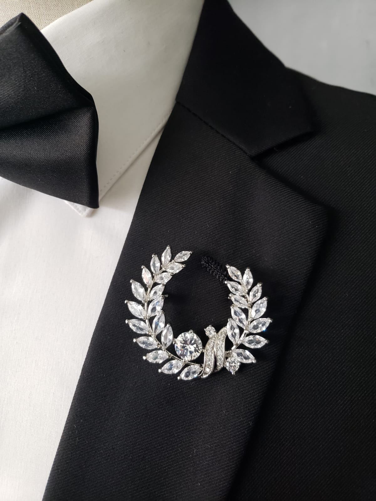 Laurel Leaf Victory Lapel Pin - Elegant Brooch for Suits, Jackets & Hats | Perfect for Awards, Gifts & Fashion Accessories