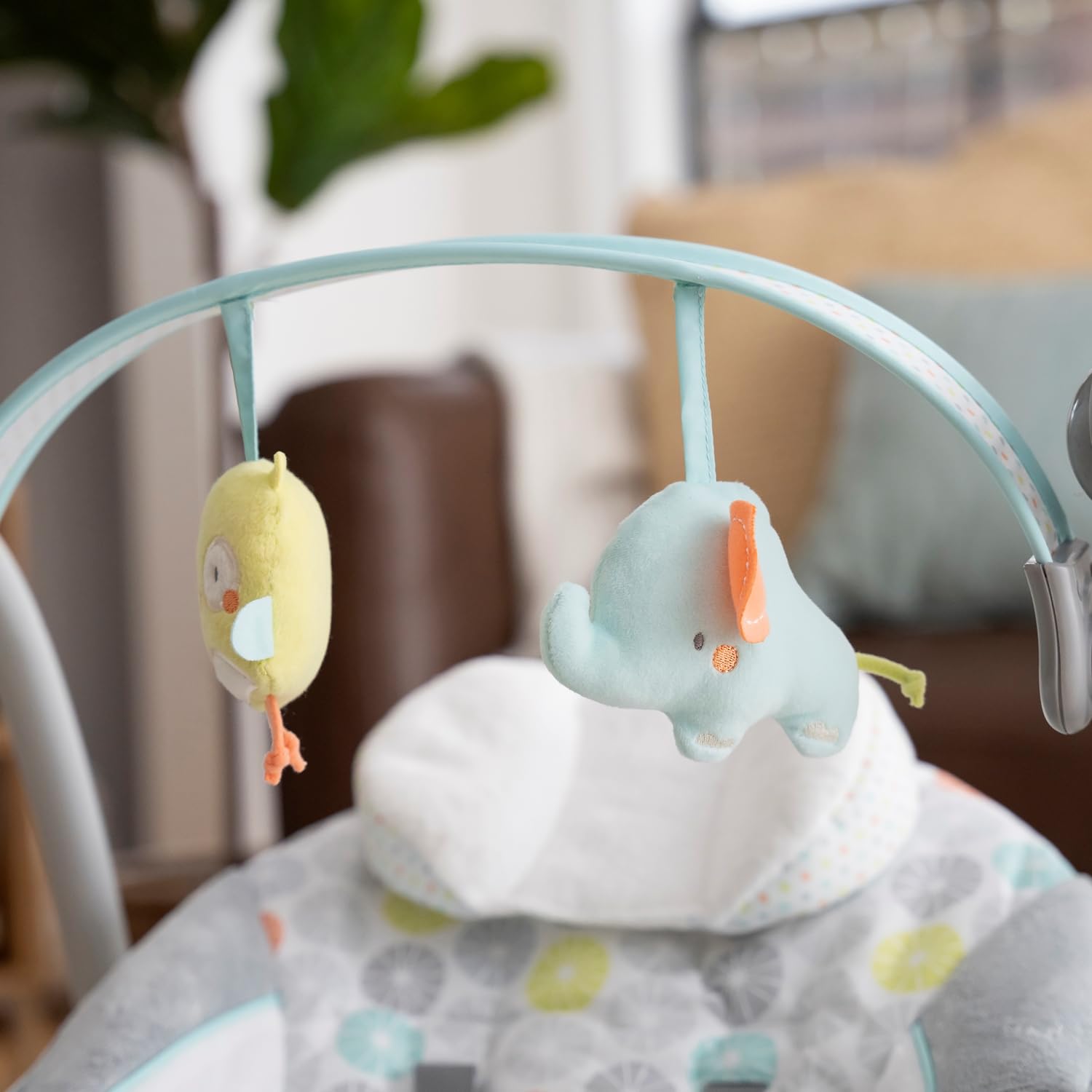 Ingenuity Swing 'n Go 5-Speed Baby Swing - Foldable, Portable Infant Swing with 2 Plush Toys & Soothing Sounds for Newborns 0-9 Months (6-20 lbs) | Perfect for Nursery, Travel & On-the-Go Parents (Hugs & Hoots)