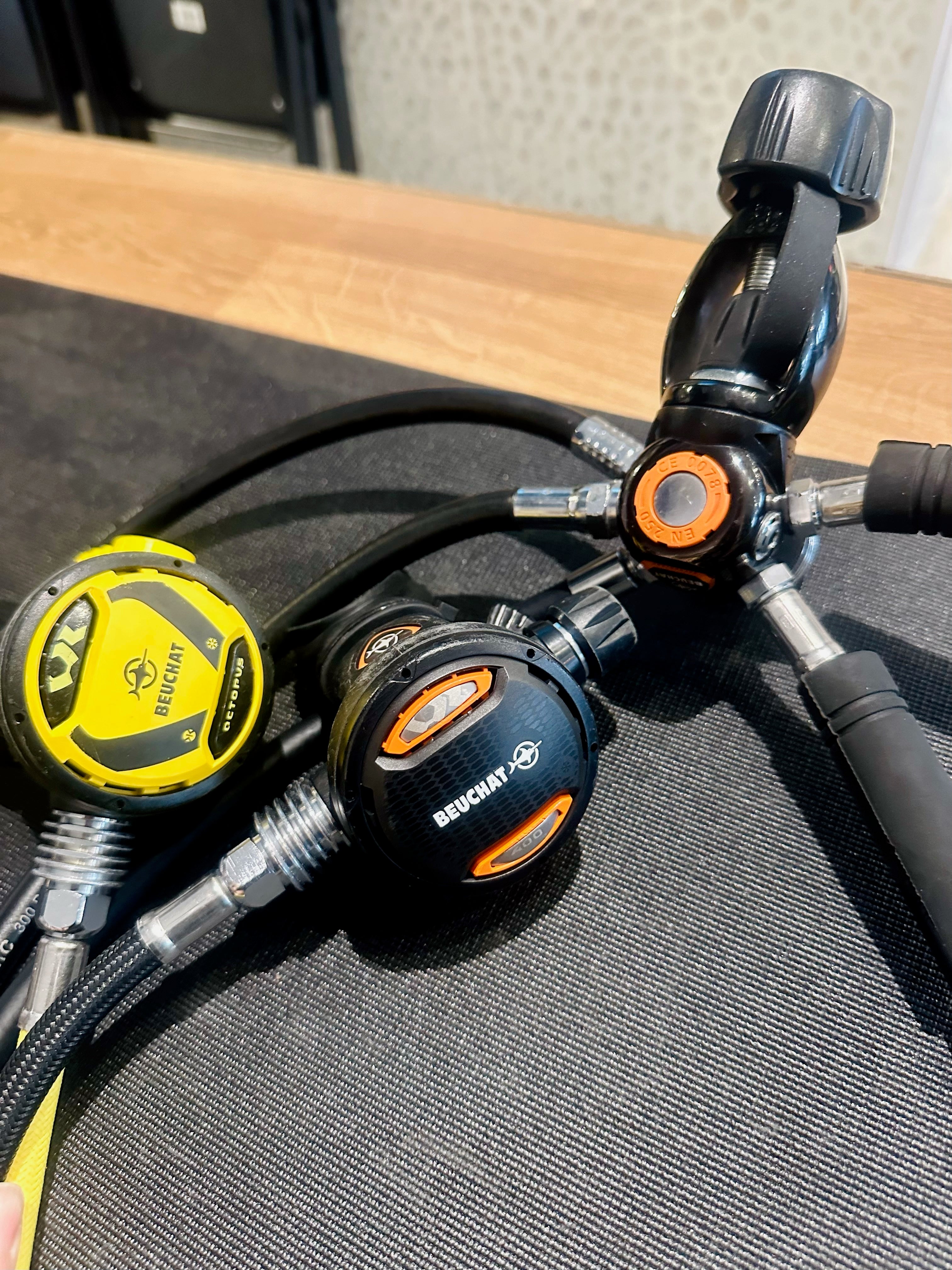 Beuchat VR400 VR Octopus Oceanic SPG Swivel with Boot - Scuba Diving Regulator Accessories for Underwater Adventures