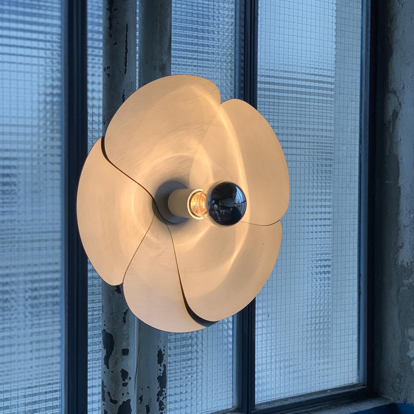 Elegant Flower Wall Lamp - Modern LED Floral Light Fixture for Bedroom, Living Room & Nursery Decor - Perfect for Home, Wedding & Party Decoration