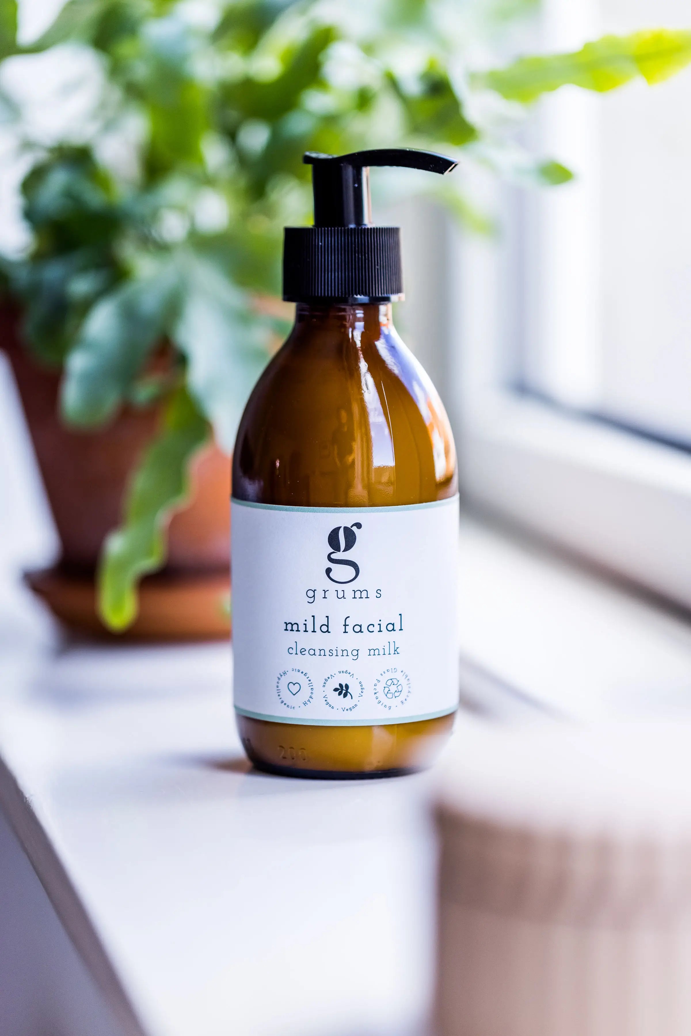 Gentle Facial Cleansing Milk for Sensitive Skin - Hydrating & Soothing Daily Face Wash - Perfect for Morning & Night Skincare Routine