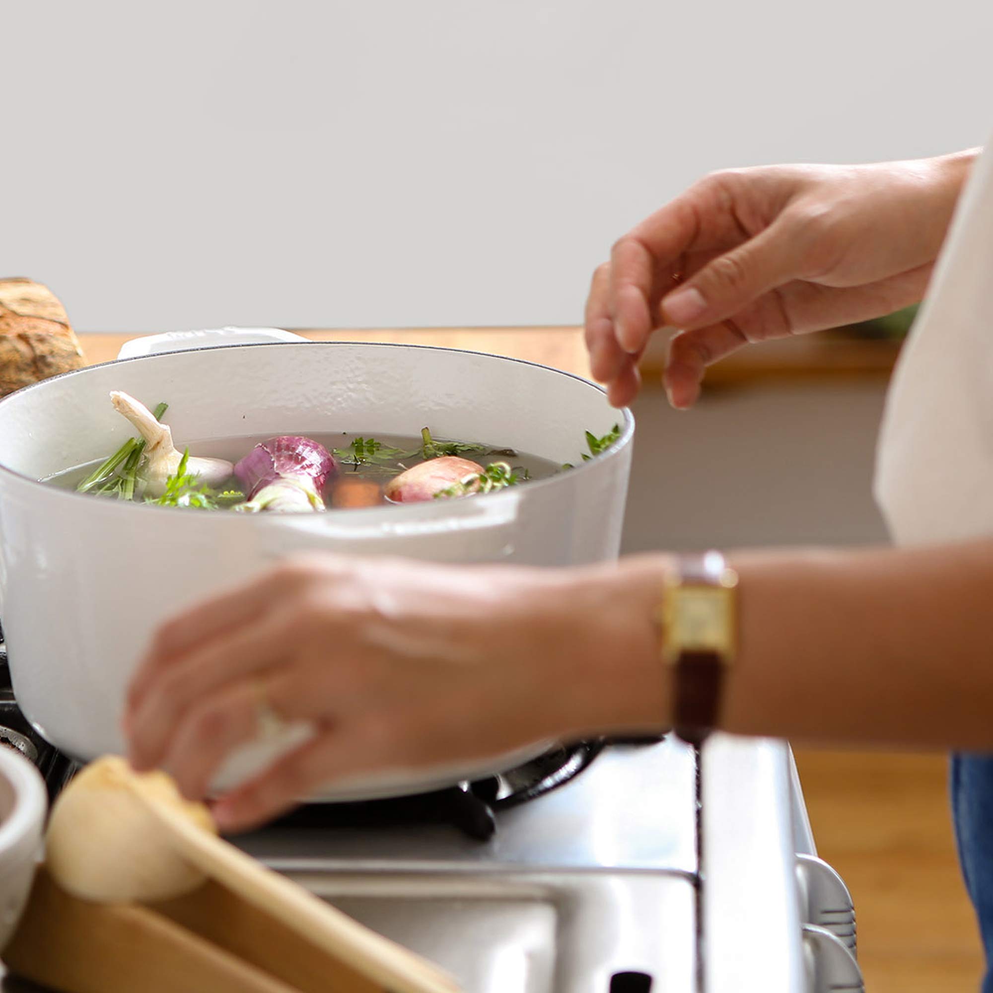Premium 3.5-Quart Enameled Cast Iron Dutch Oven with Lid - Oven & Dishwasher Safe Casserole Pot - Durable Enamel Coating Inside & Out - White with Silver Knob - Perfect for Braising, Stewing & Baking at Home