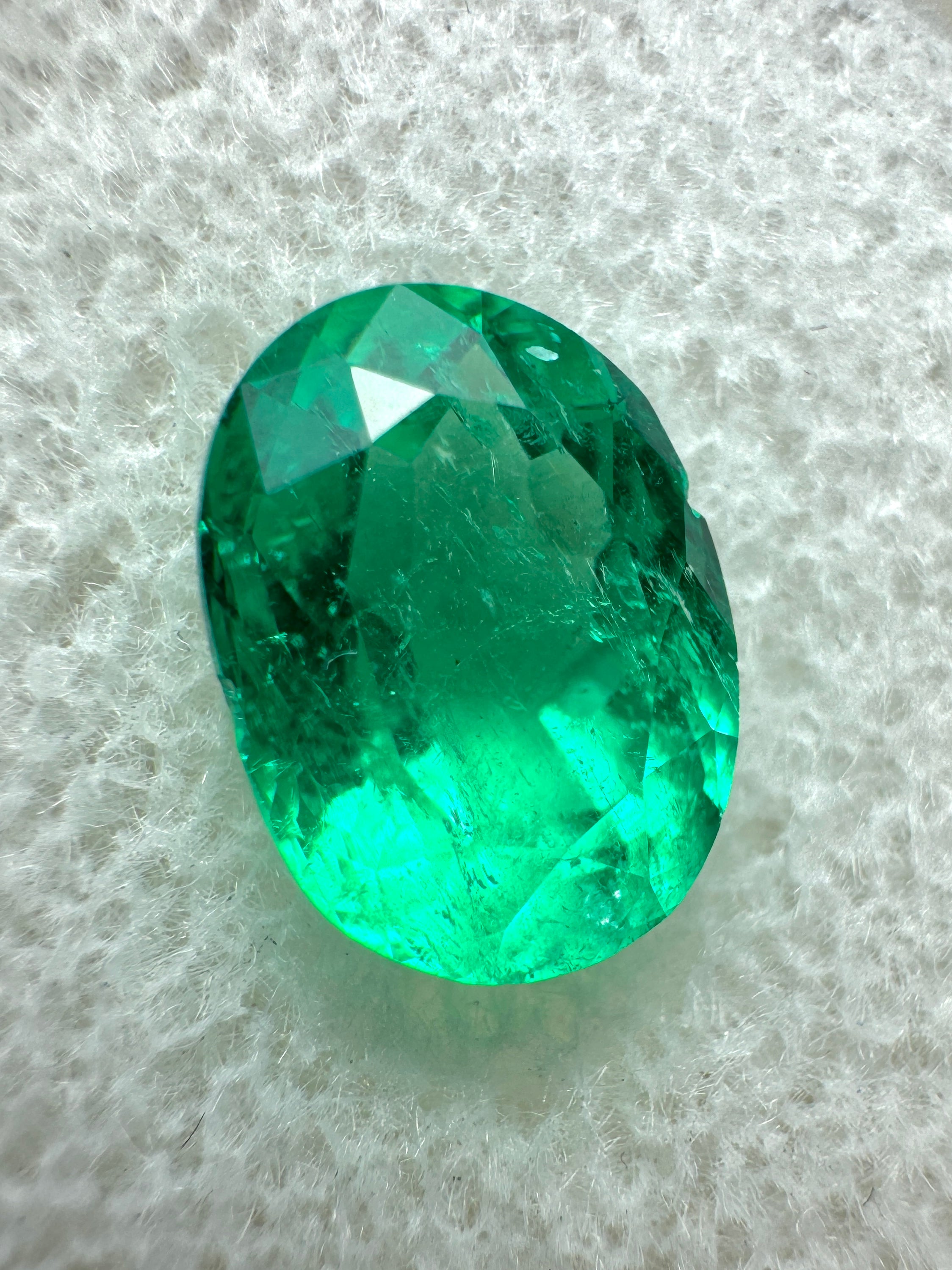 2.67 Carat 10x7mm Vibrant Green Loose Colombian Emerald Gemstone - Oval Cut for Jewelry Making, Engagement Rings & Luxury Gifts