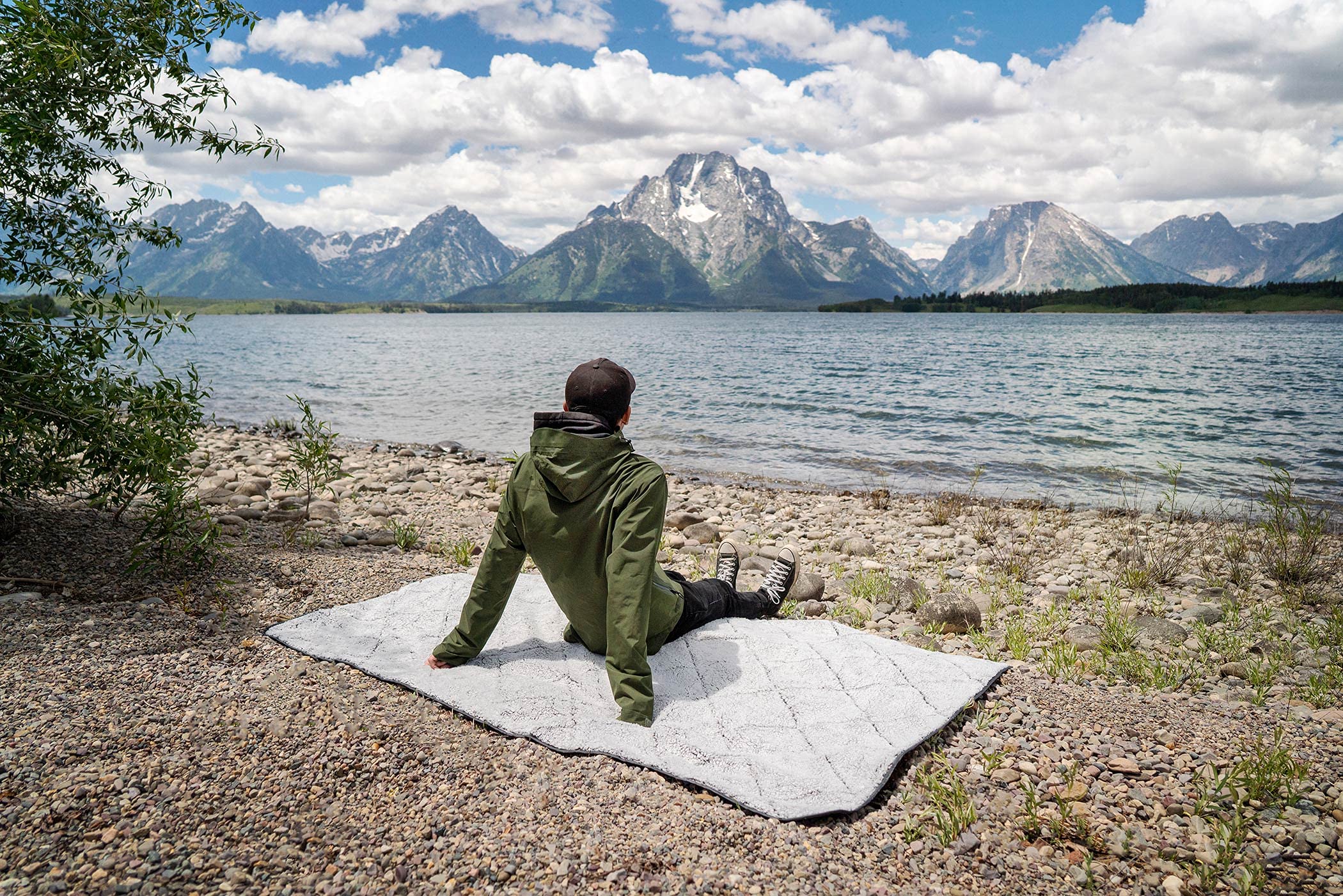 Oceas Outdoor Waterproof Stadium Blanket - Thick Weatherproof & Windproof Sherpa Blanket for Camping, Sports Events, Picnics, Beach, Tailgating, Hiking & Car Travel - Insulated Thermal Throw (Black) - Perfect for Cold Weather, Concerts & Outdoor Adventures