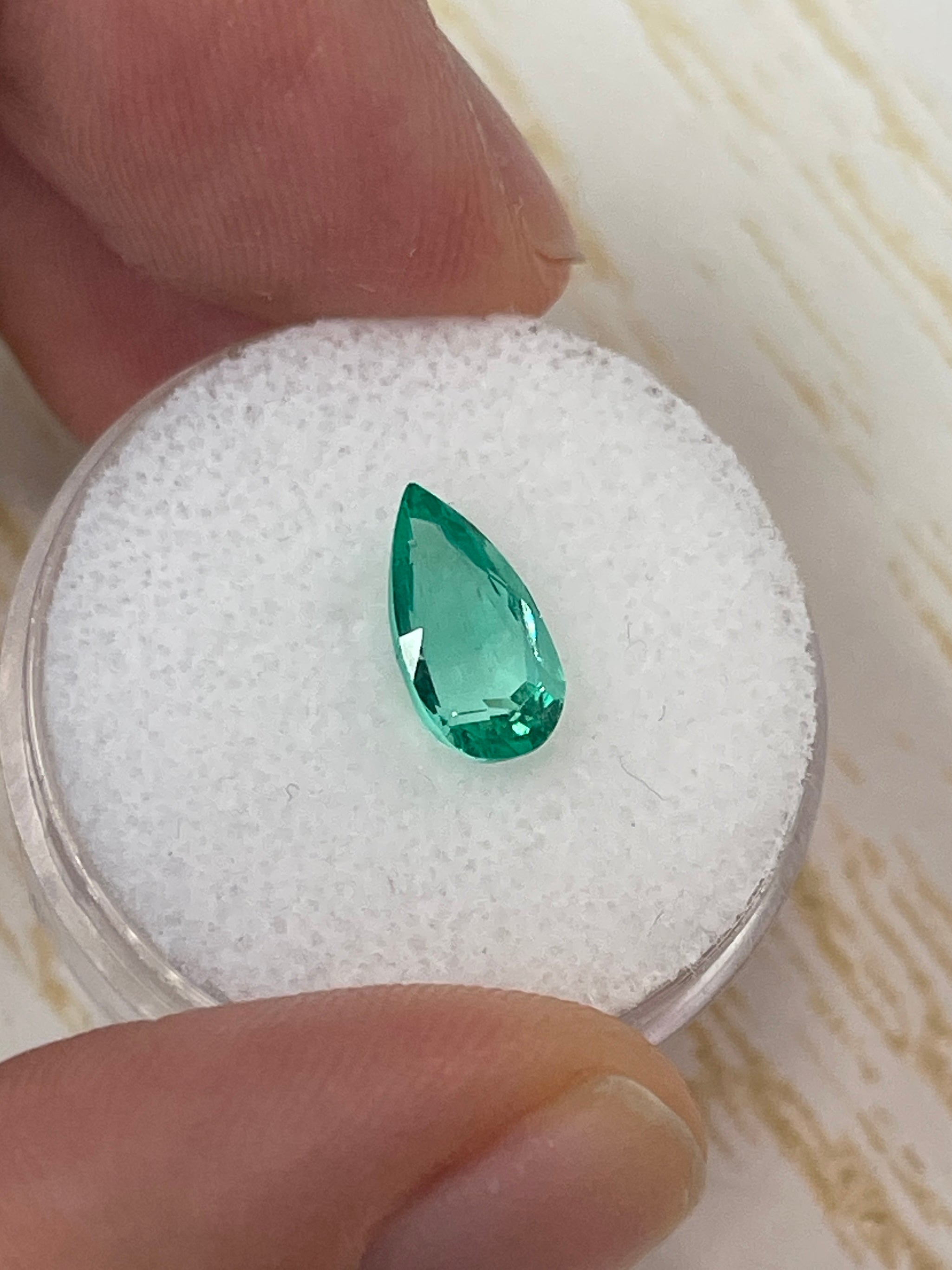 1.55 Carat 10x6mm VVS Clarity Natural Green Colombian Loose Emerald Pear Cut Gemstone for Jewelry Making & Engagement Rings