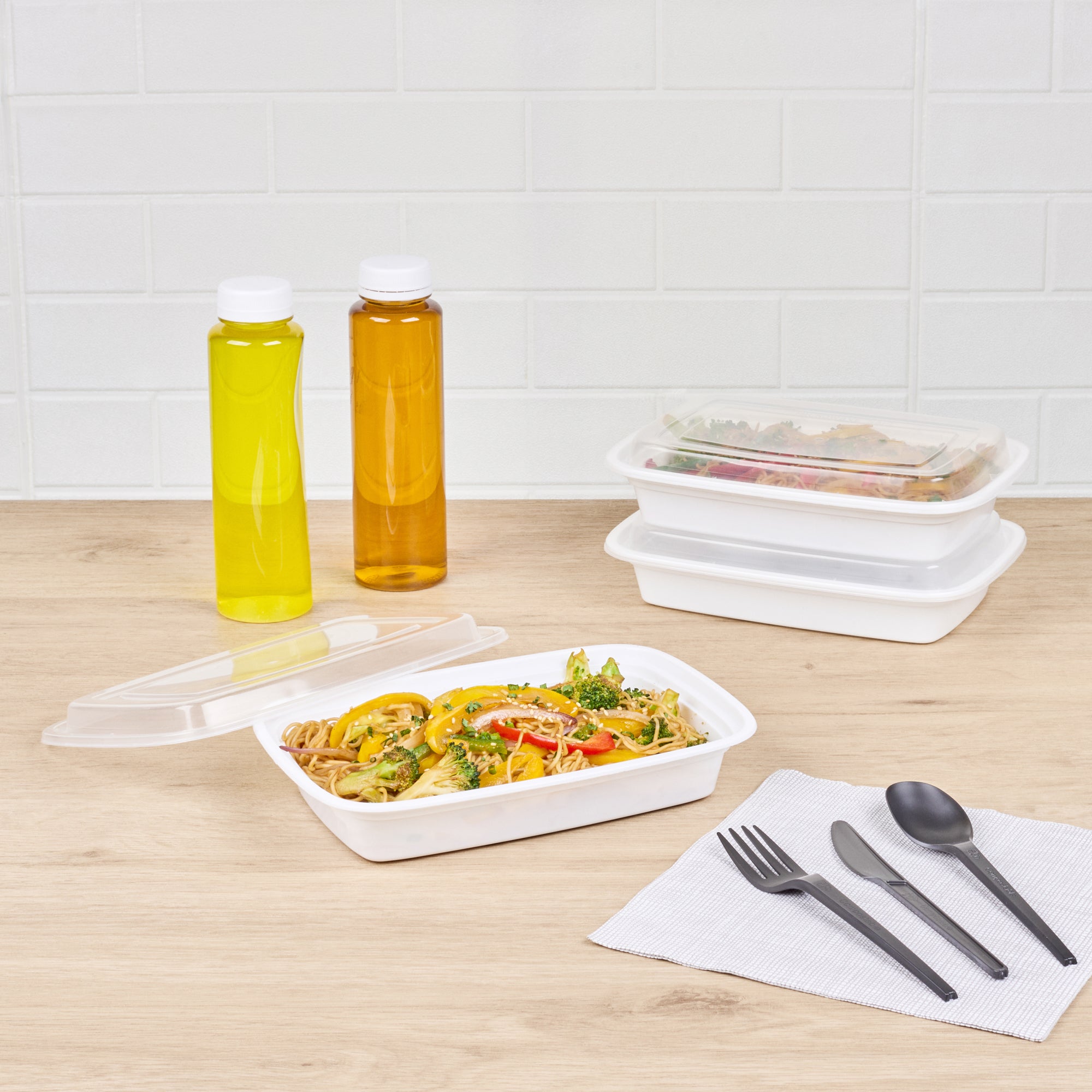 28 oz Rectangle White Plastic Food Storage Container with Clear Lid - Microwave Safe, 50-Pack (8.75