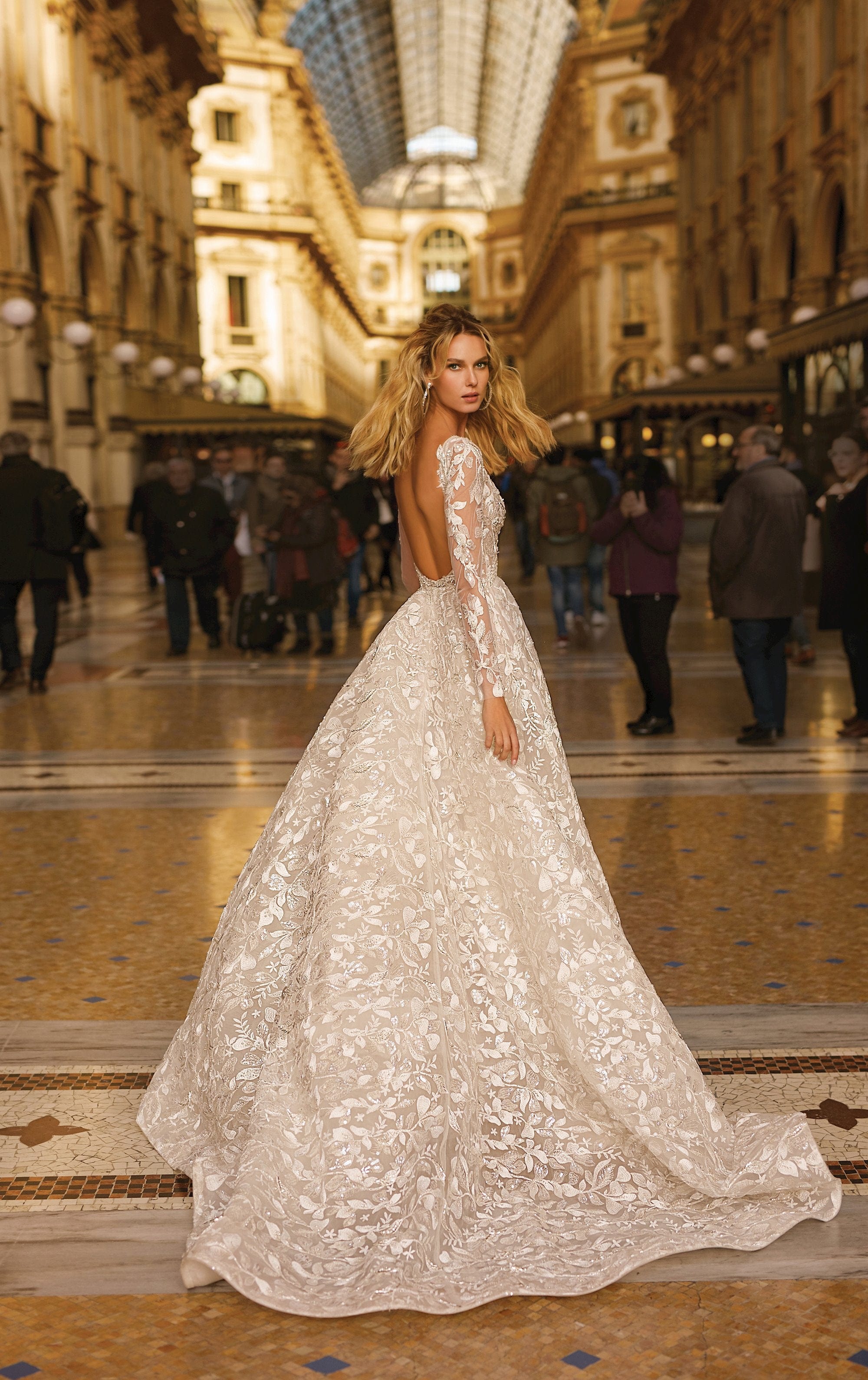 Berta 20 14 Size 10 Wedding Dress - Elegant Lace Bridal Gown for Evening Ceremonies & Formal Events