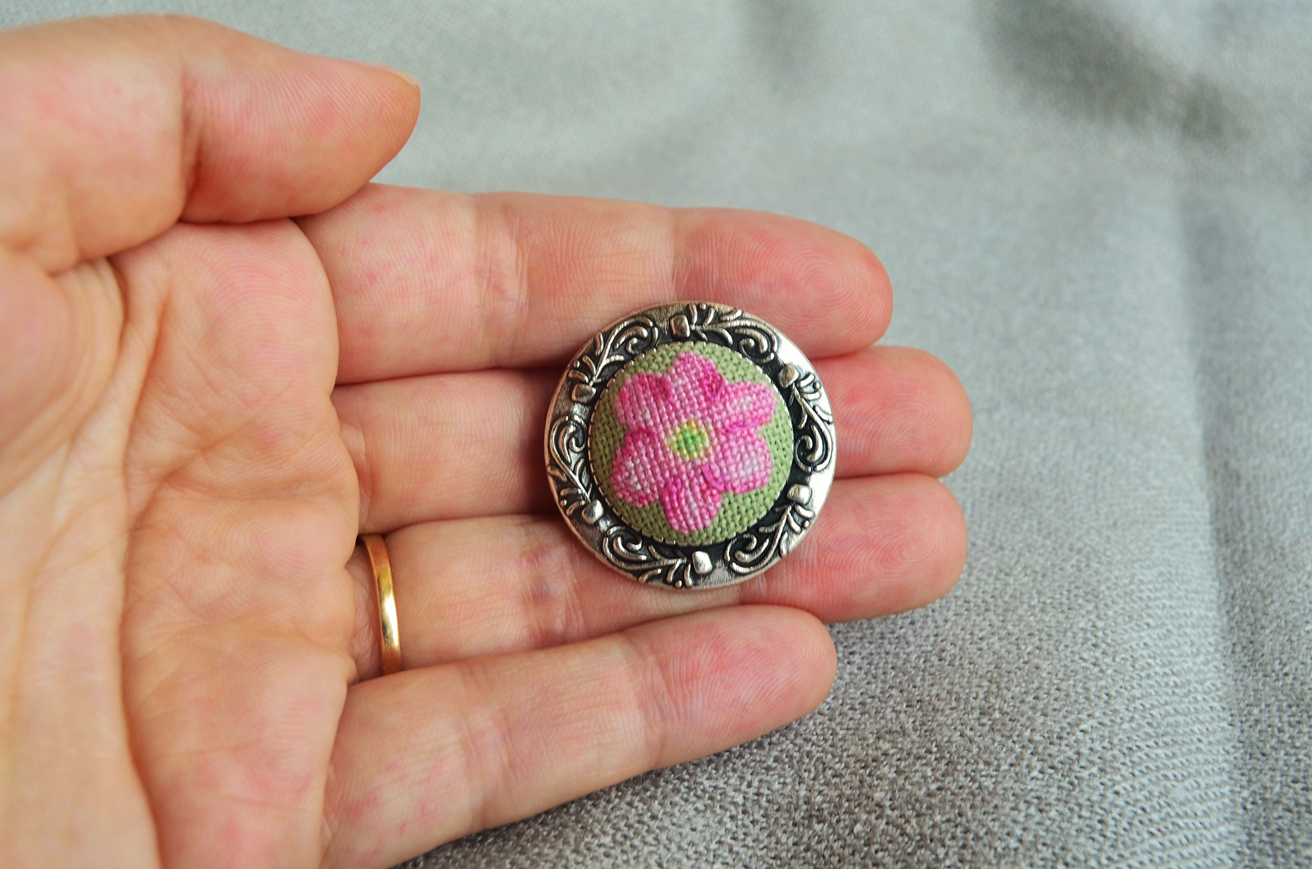 Handmade Embroidered Floral Brooch - Pink Flower Pin for Women - Perfect for Weddings, Parties & Gift Giving