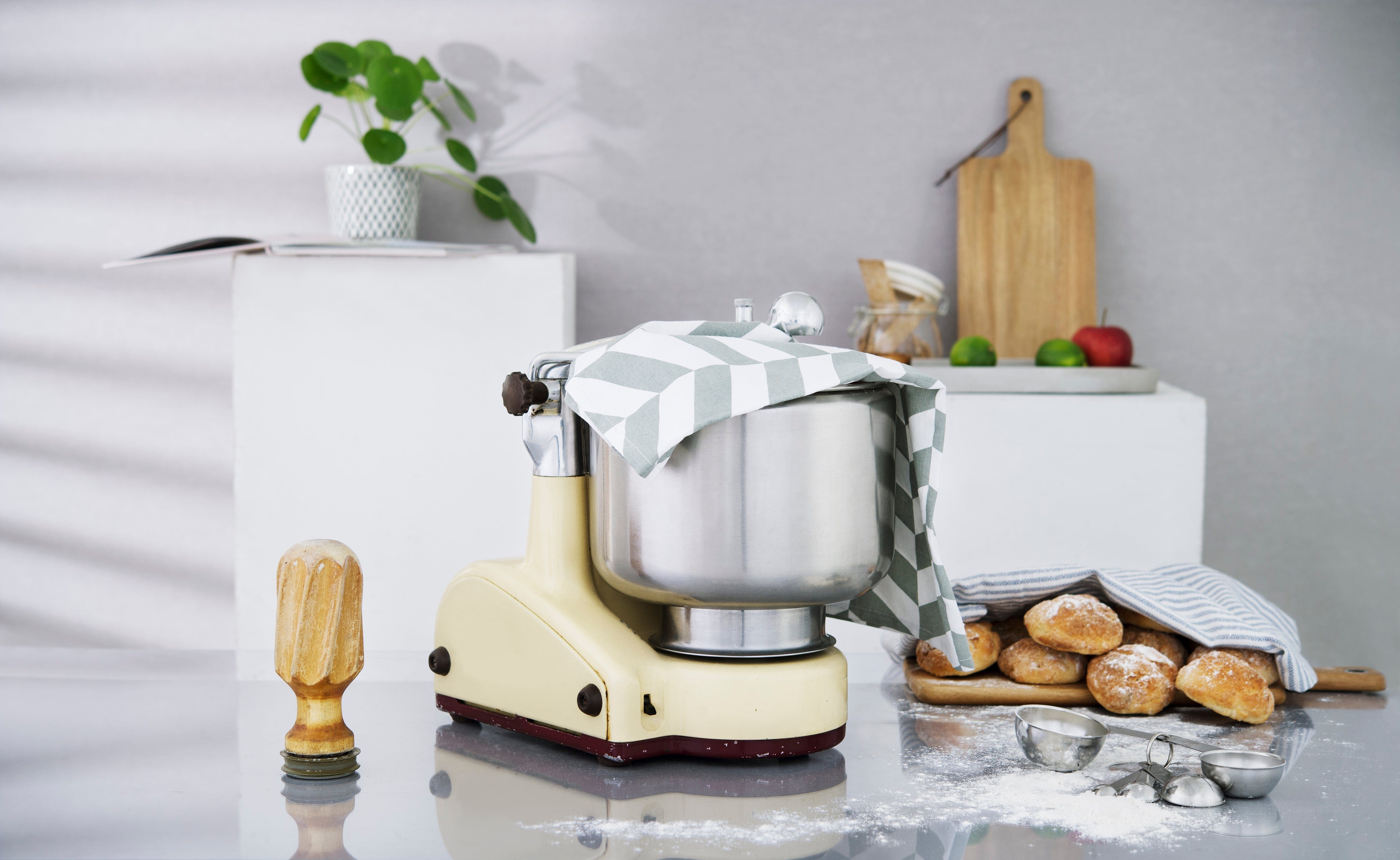 Ankarsrum Premium Stand Mixer 600W - Original Swedish Assistent Mixer Since 1940 - Top Performance Kitchen Appliance for Baking, Dough Kneading & Food Prep - Available in Multiple Colors