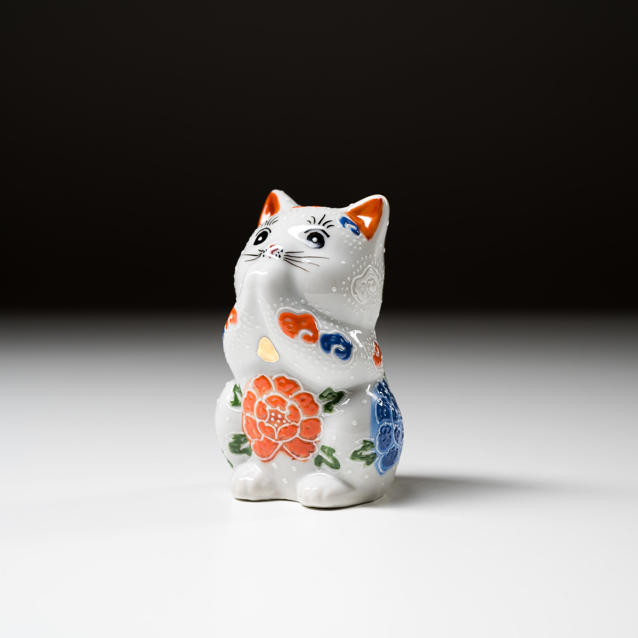 Kutani Ware White Begging Cat Ornament 'Shiho' - Japanese Lucky Cat Figurine for Home Decor, Office Feng Shui & Gift Giving