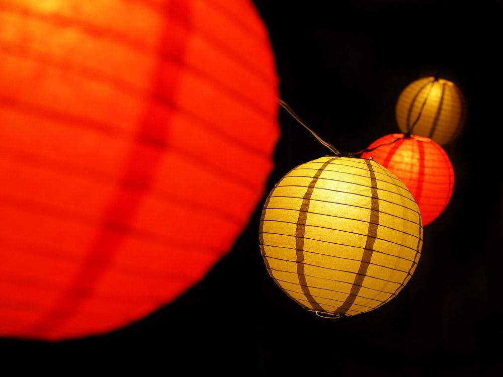 16 Inch Christmas Holiday Red and Gold Paper Lantern String Lights - 21 FT Expandable Decor with White Cord for Indoor/Outdoor Party, Wedding, Garden & Festive Decorations