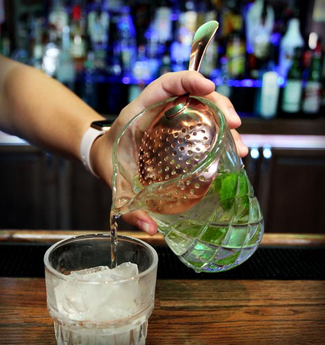 Premium Diamond Pattern Mixing Glass & Copper Plated Julep Strainer Set - Perfect for Cocktail Making, Home Bar & Professional Bartending