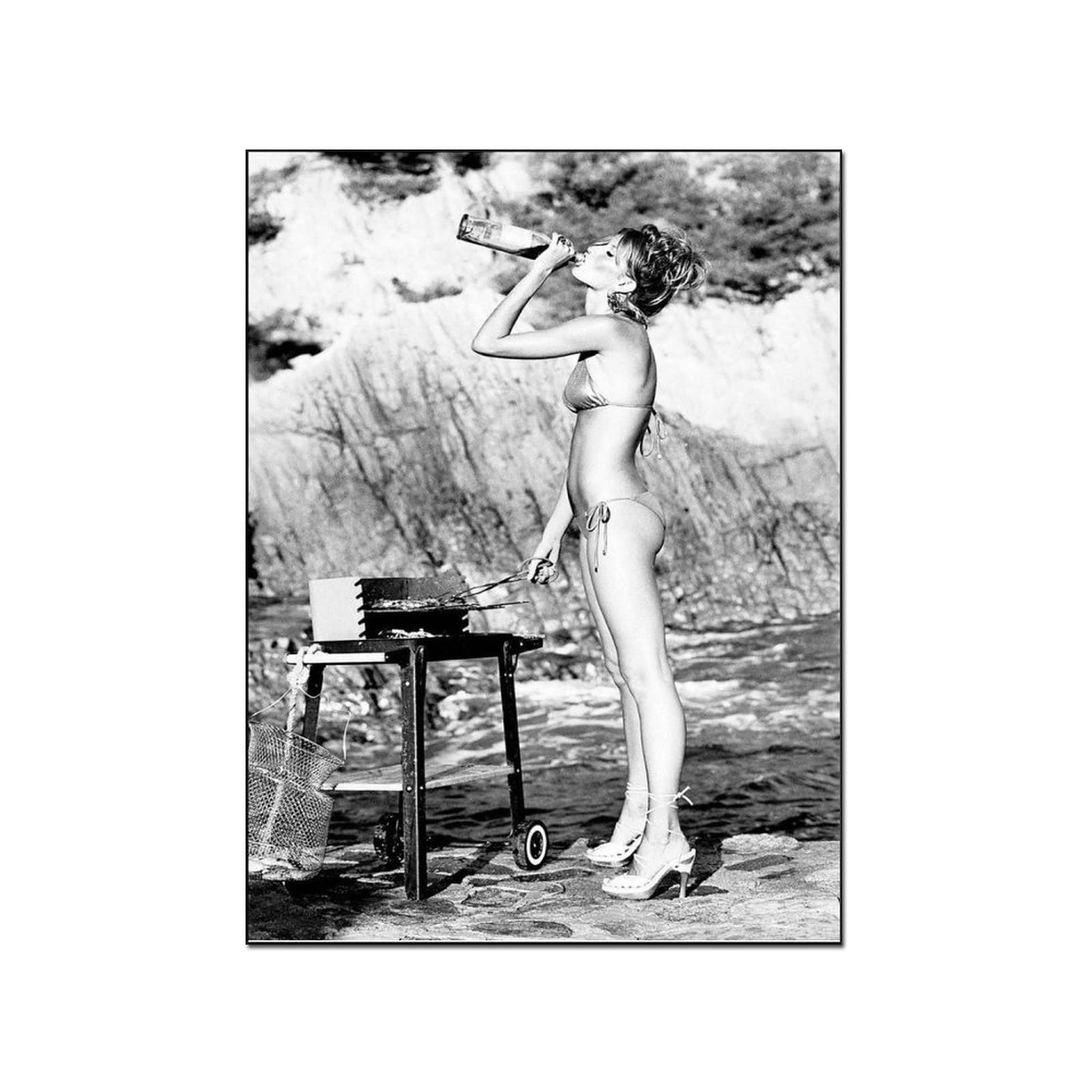 Gisele Bundchen Autographed Poster - 24x32 Inch (60x80cm) Supermodel Wall Art, Signed Photo Print for Bedroom Decor, Living Room, Office & Gift Ideas - Premium Quality Framed Poster Collection