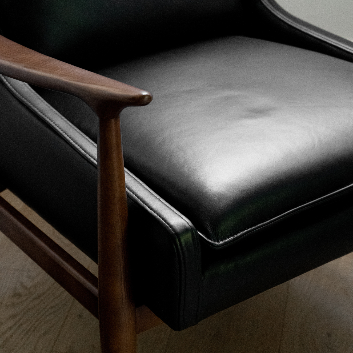 Premium Onyx Leather Nassau Lounge Chair - Modern Comfort for Living Room, Office & Lounge Areas