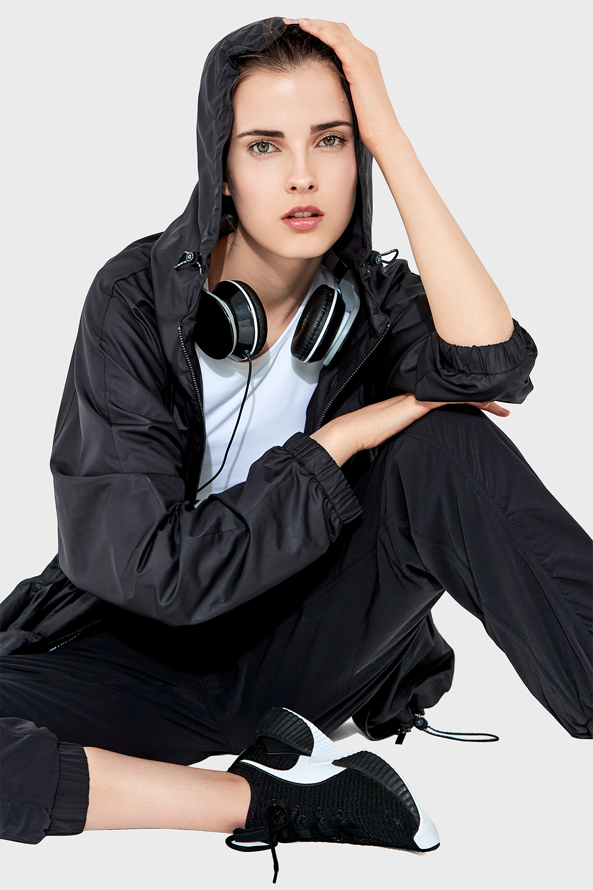 Urbano Windbreaker Jacket for Men & Women - Lightweight Waterproof Outdoor Windbreaker - Perfect for Hiking, Running & Travel