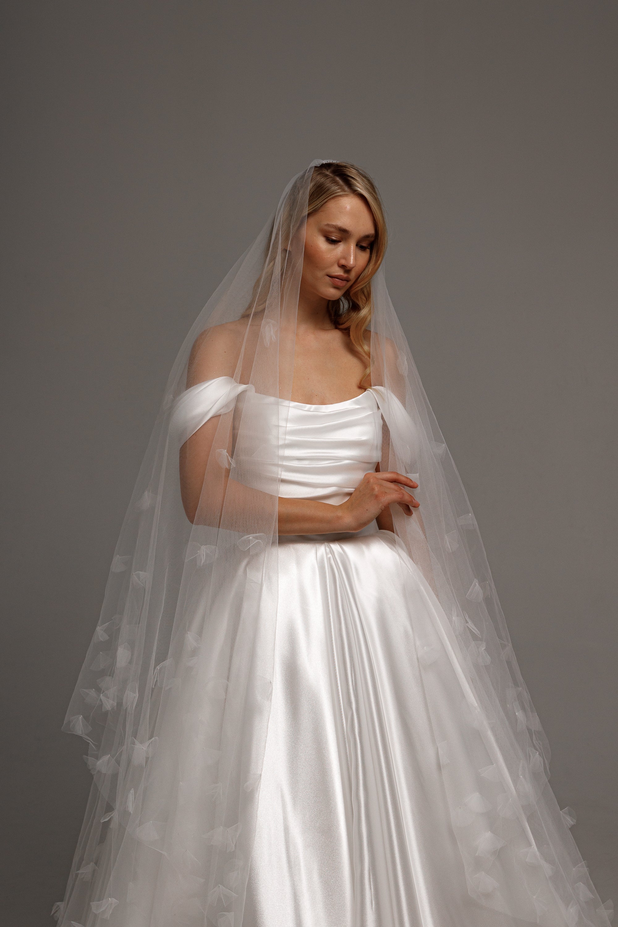 Two Tier Wedding Veil with 3D Applique - Elegant Bridal Accessory for Church Ceremony & Outdoor Wedding Photography