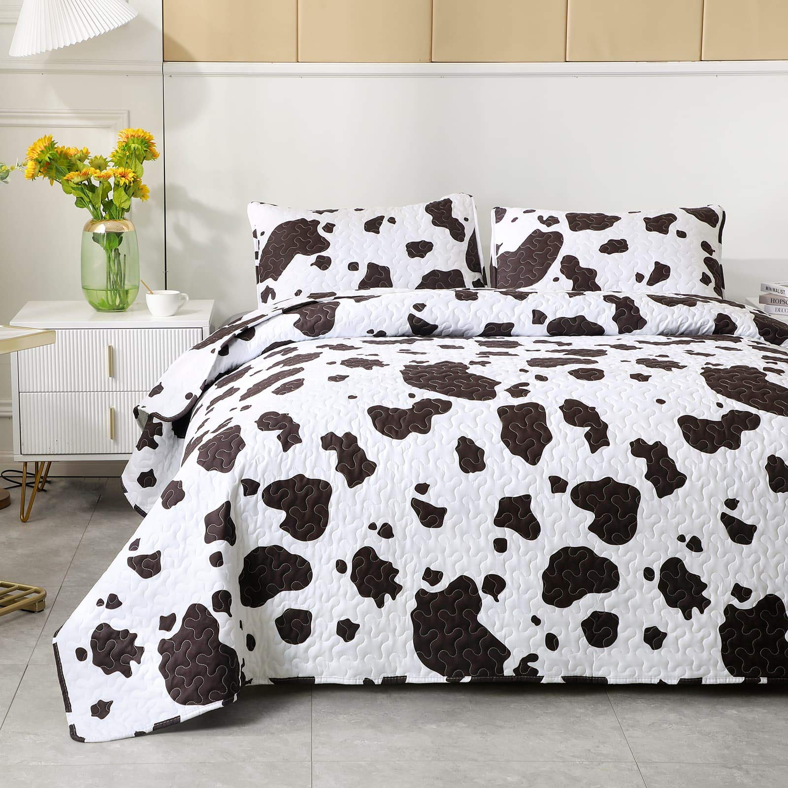 Mengersi Cow Print Quilt Set - Soft Microfiber Lightweight Bedspread Coverlet for Kids & Toddlers (Twin Size, Black & White) - Perfect for Nursery, Bedroom Decor & Cozy Sleep