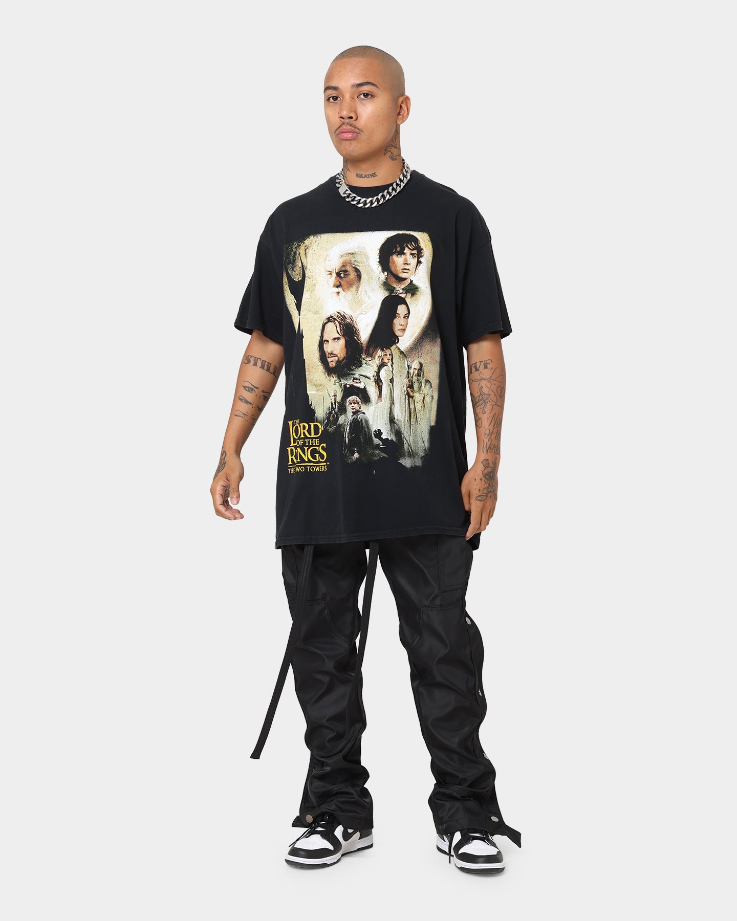 Vintage Lord of The Rings The Two Towers Poster T-Shirt - Washed Black - American Thrift - Perfect for Movie Fans, Cosplay, and Gift Giving