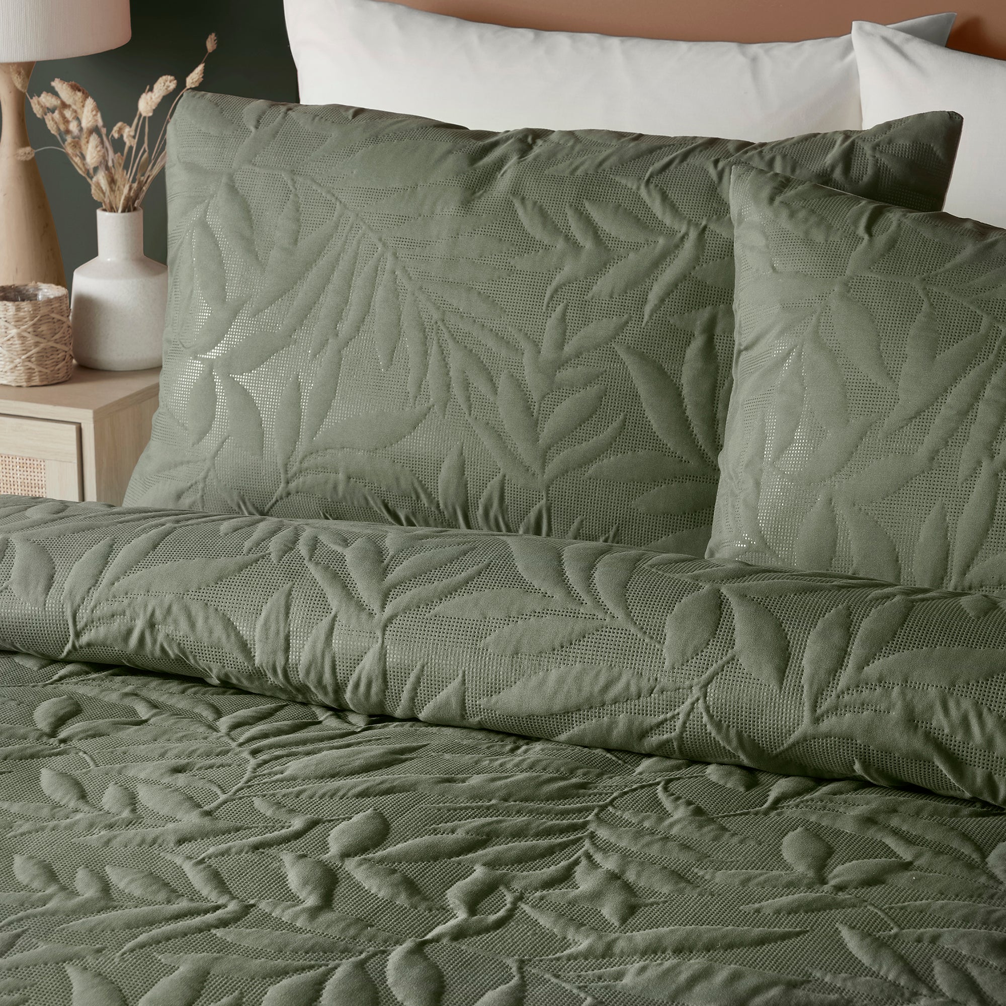 Serene Luana Duvet Cover Set - Dark Green Luxury Bedding, Queen Size, Soft Microfiber, Wrinkle Resistant - Perfect for Master Bedroom, Guest Room & Cozy Home Decor