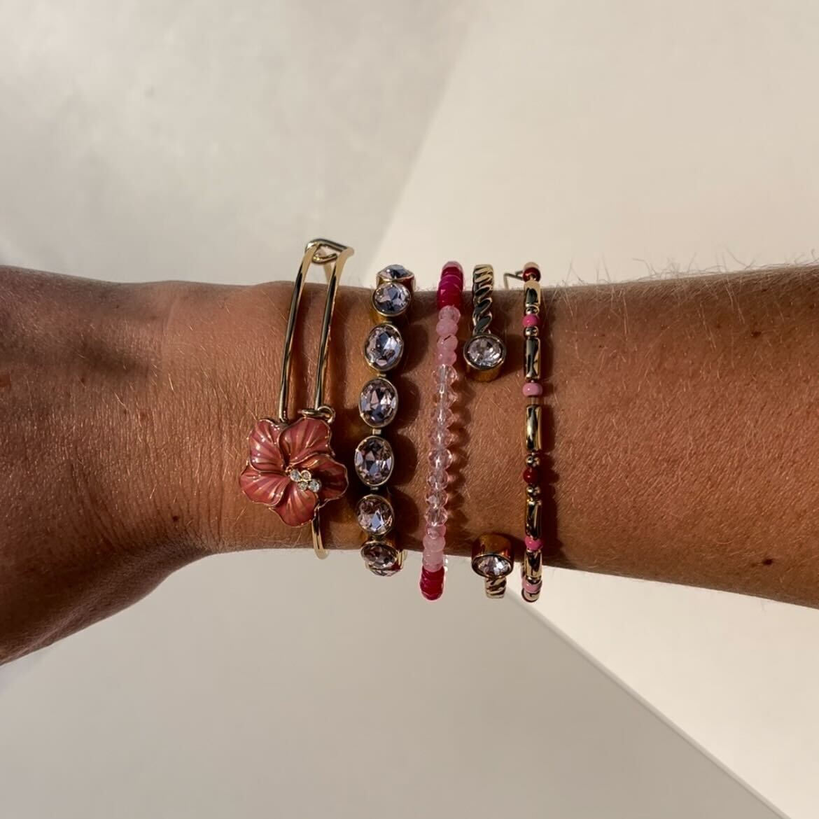 Stylish Hibiscus Charm Bangle Bracelet for Women - Floral Boho Jewelry Gift for Summer & Beach Outfits