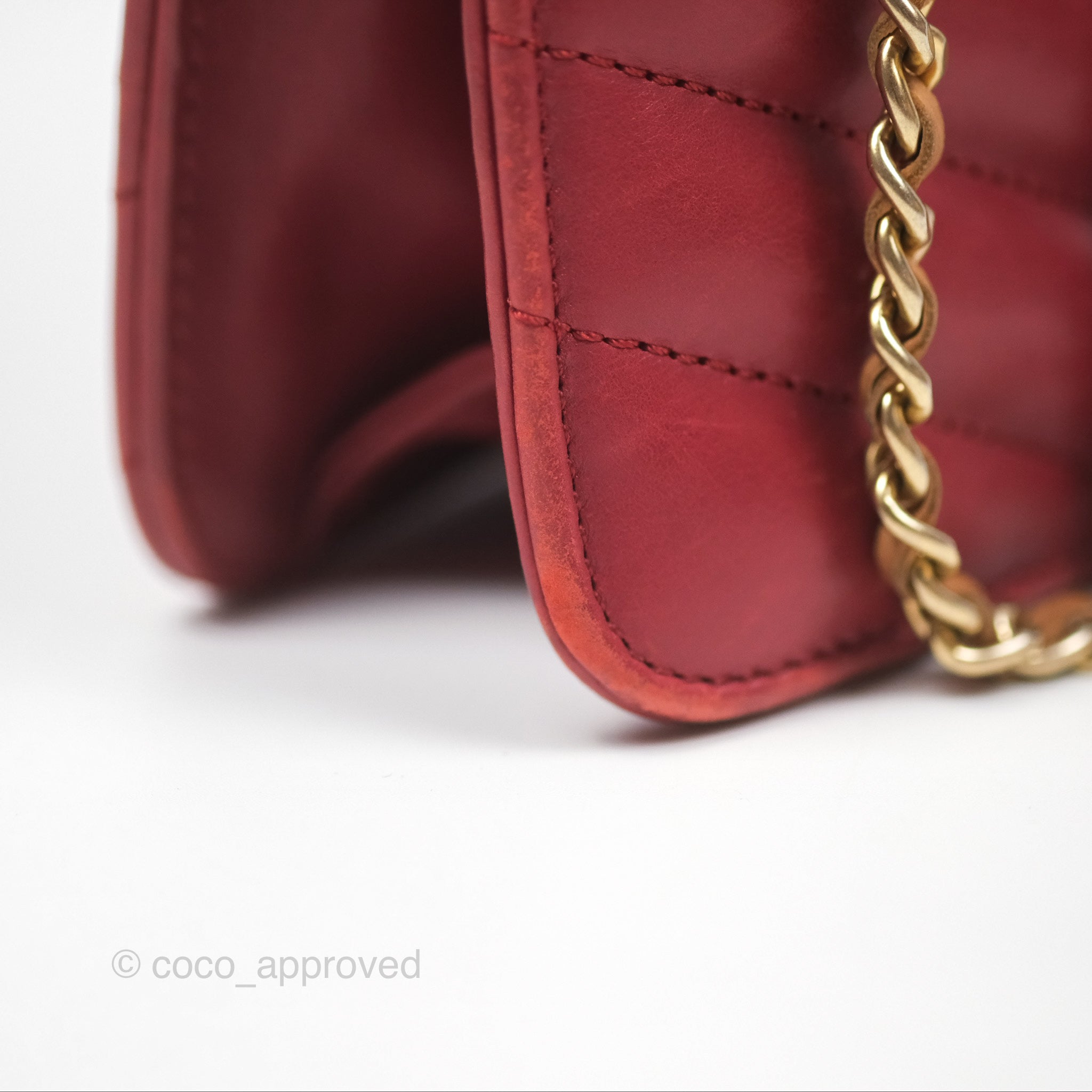 Chanel Chevron Shoulder Bag in Red Calfskin Leather with Aged Gold Hardware - Luxury Crossbody Purse for Women, Perfect for Parties, Date Nights & Special Occasions