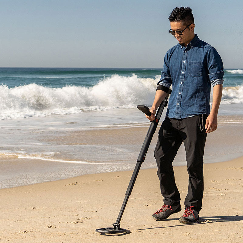 Minelab GO FIND 11 Metal Detector - Lightweight Waterproof Metal Detector for Adults & Kids - Perfect for Beach, Park & Treasure Hunting Adventures