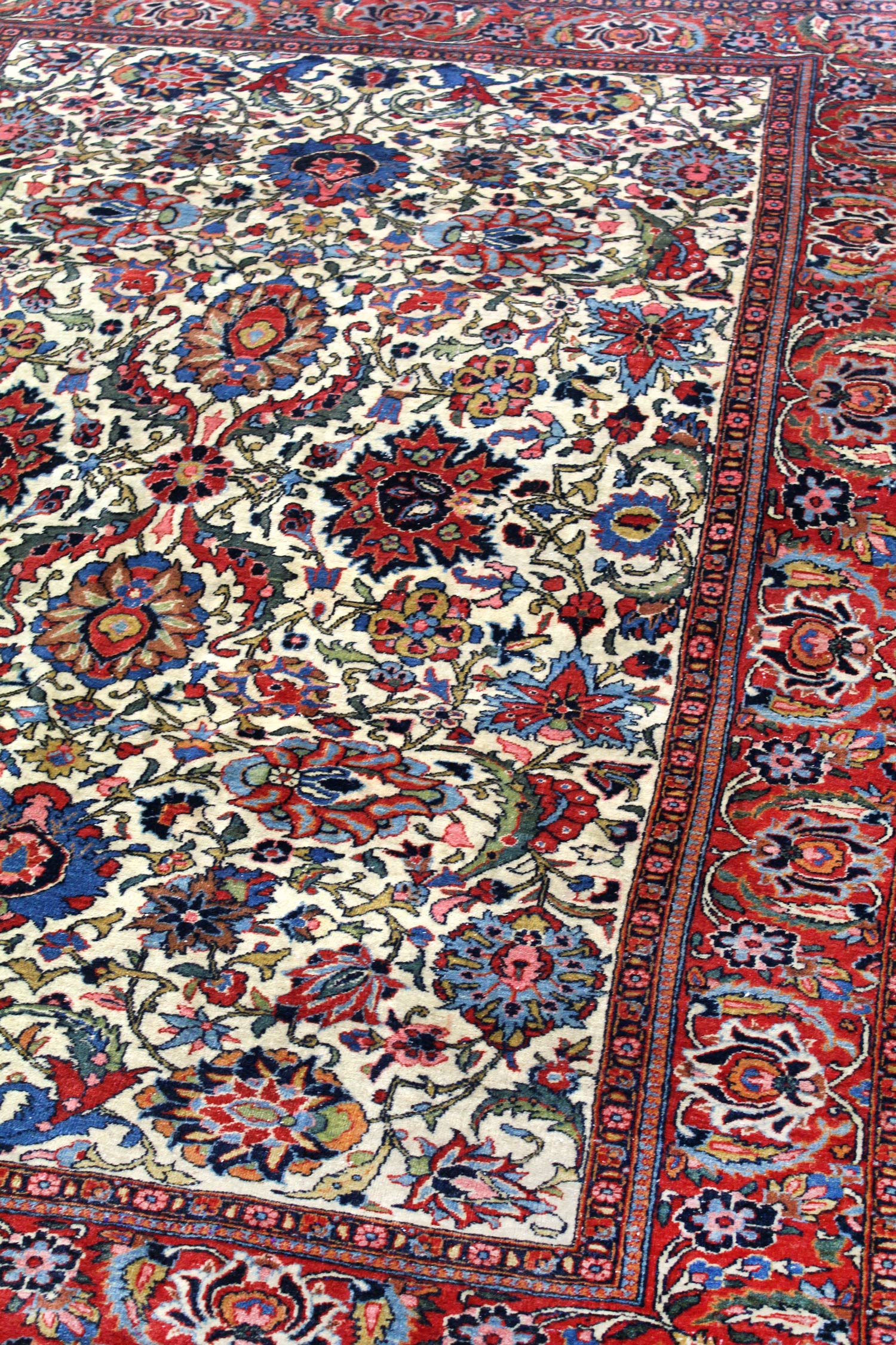Antique Isfahan Handwoven Traditional Persian Rug - J63617 - Perfect for Living Room, Bedroom & Home Decor