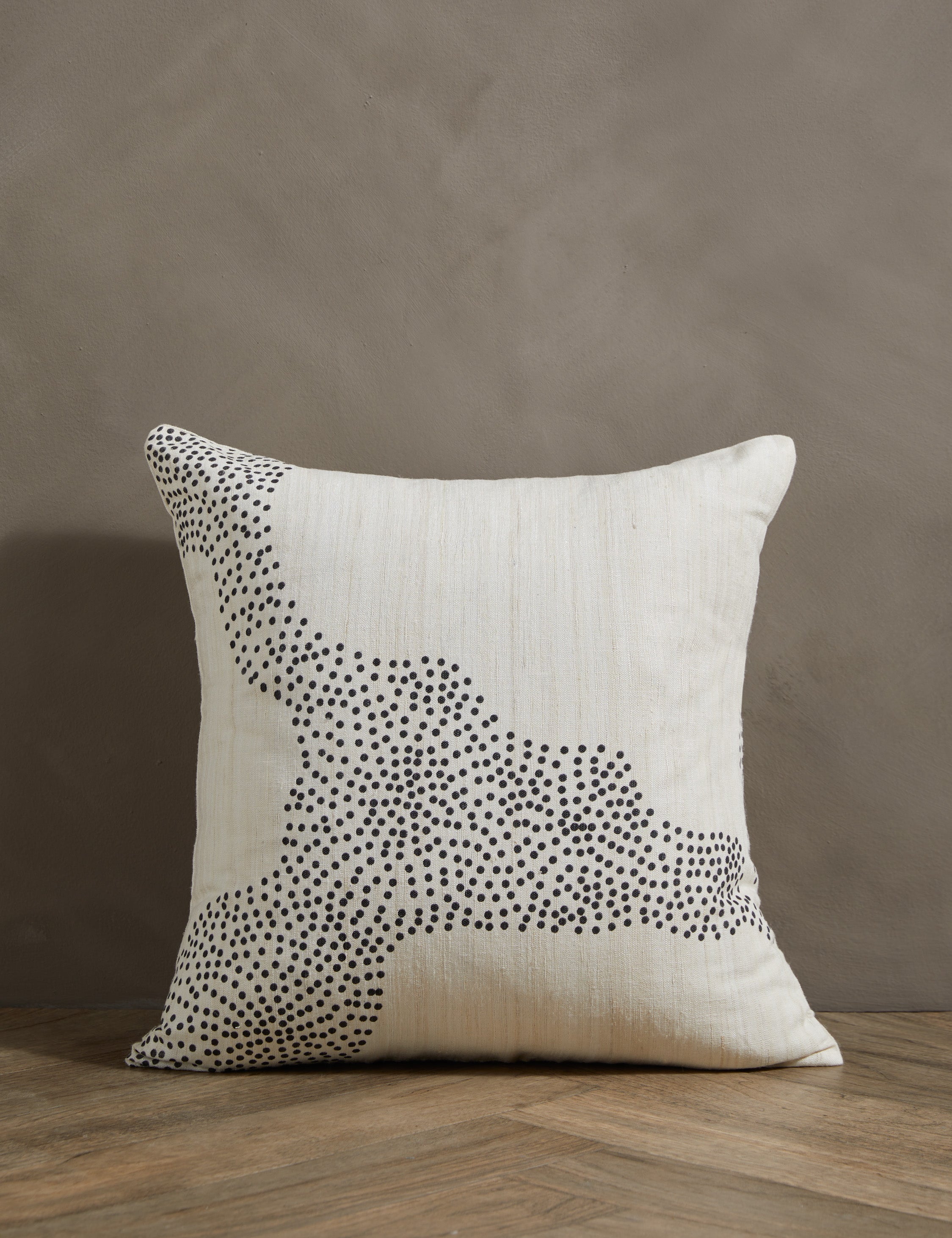 Hadiya Williams Silk Pillowcase for Hair & Skin - 100% Mulberry Silk Pillow Cover for Anti-Aging & Less Frizz - Luxury Bedding for Women & Men - Perfect for Beauty Sleep & Travel