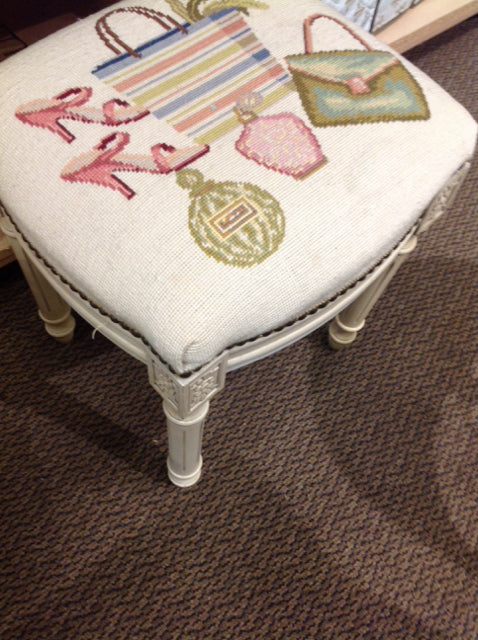 Stylish Wooden Bench with Cream Fabric Seat - Perfect for Living Room, Bedroom, or Outdoor Patio Furniture