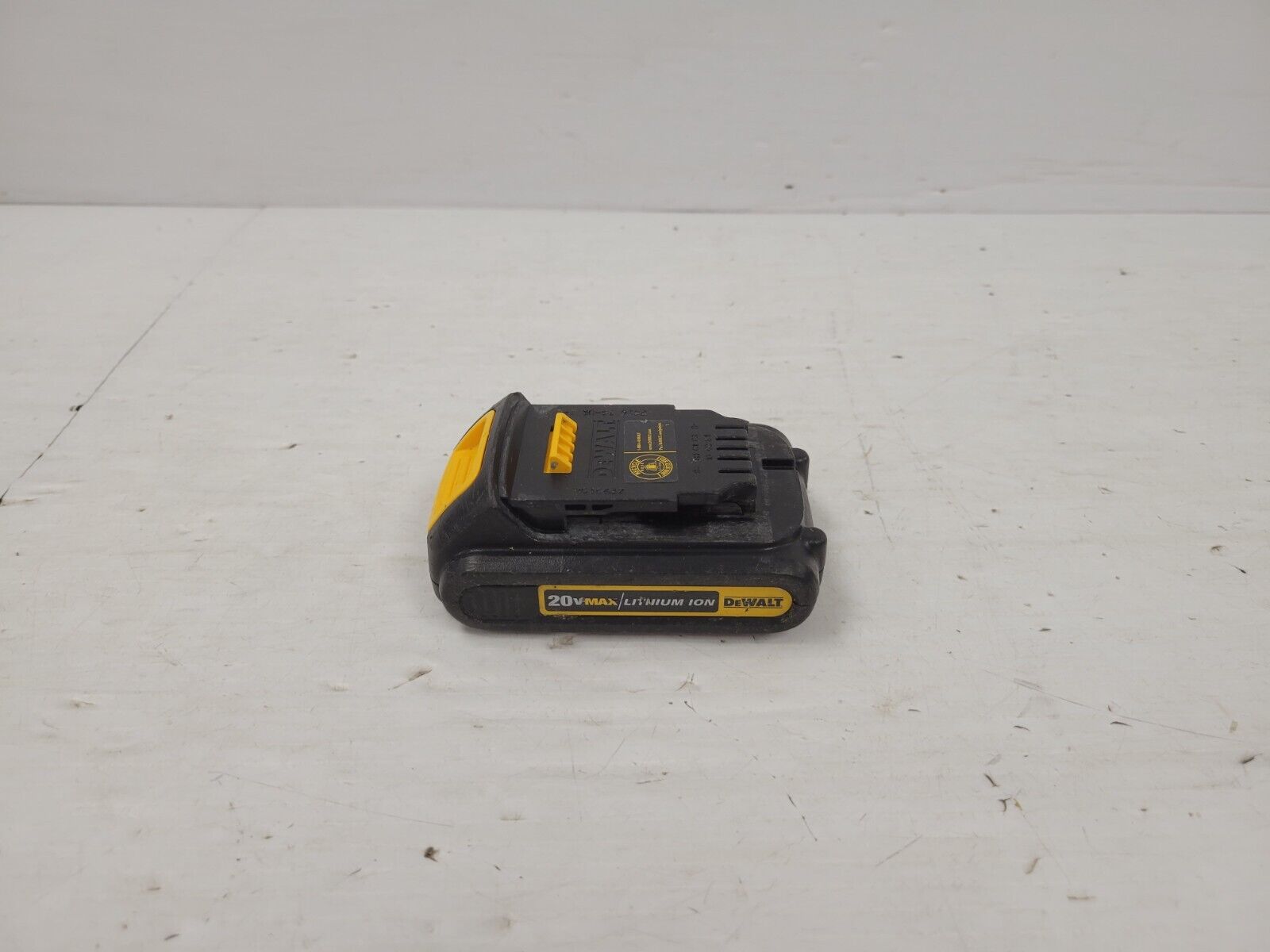 DEWALT DCB201 20V MAX Lithium-Ion Battery Pack - Compatible with DEWALT 20V Tools - Power Drills, Saws, Flashlights & More - Ideal for Construction, DIY Projects & Home Improvement