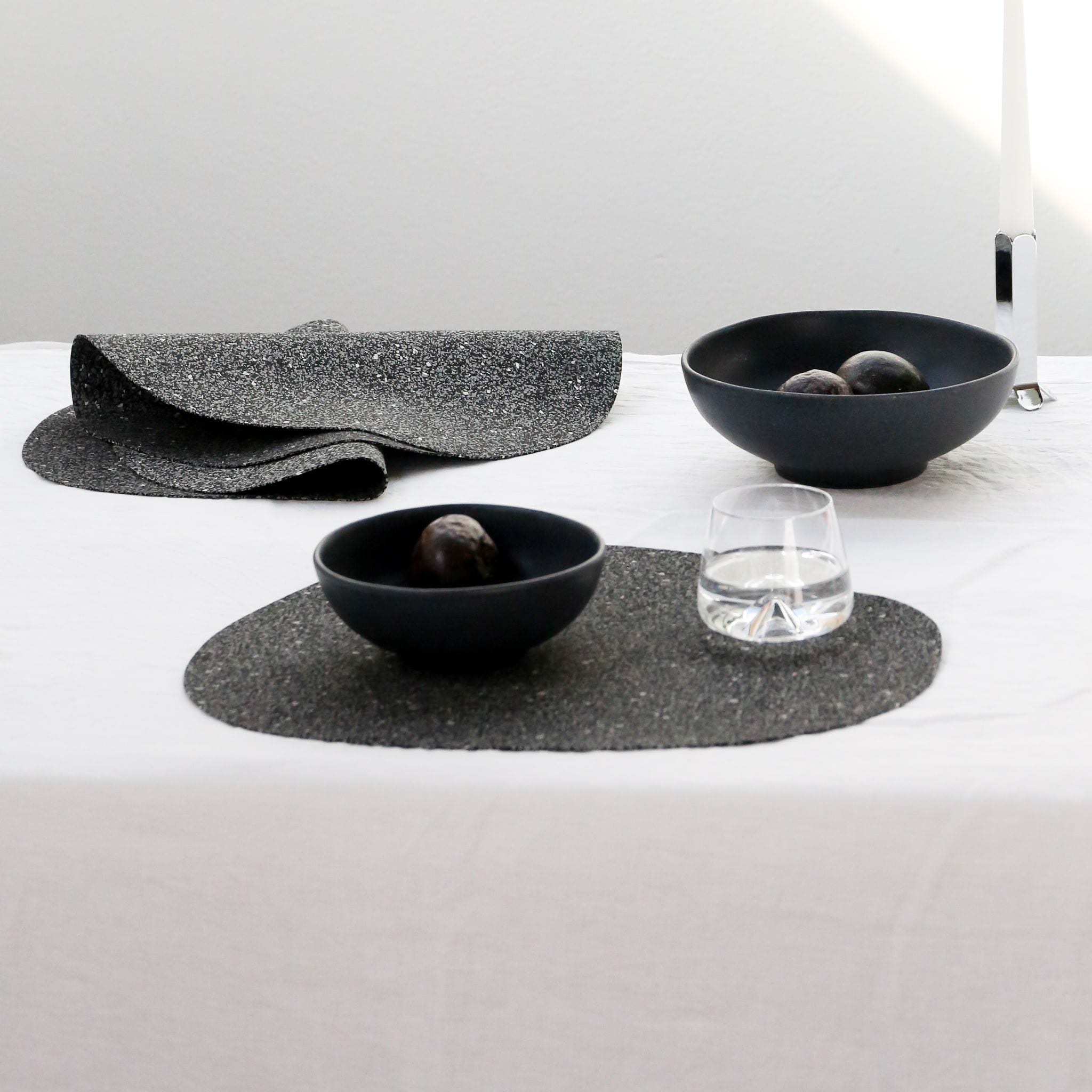 DESIGNSTUFF Black Speckle Curve Placemat - Waterproof & Non-Slip Dining Table Mat for Kitchen, Restaurant, or Party Decor