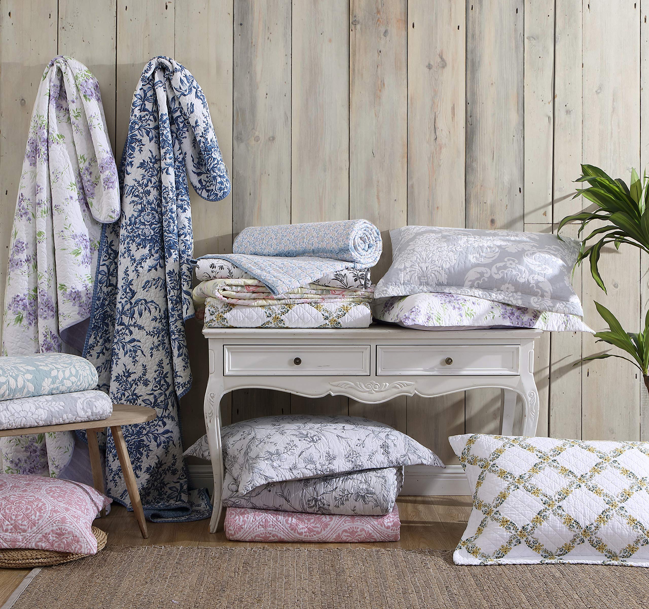 Laura Ashley Home - Reversible Floral Cotton Full/Queen Quilt Set with Matching Shams | Walled Garden Blue | All-Season Bedding for Cozy Bedroom Decor | Perfect for Master Bedrooms, Guest Rooms & Vacation Homes