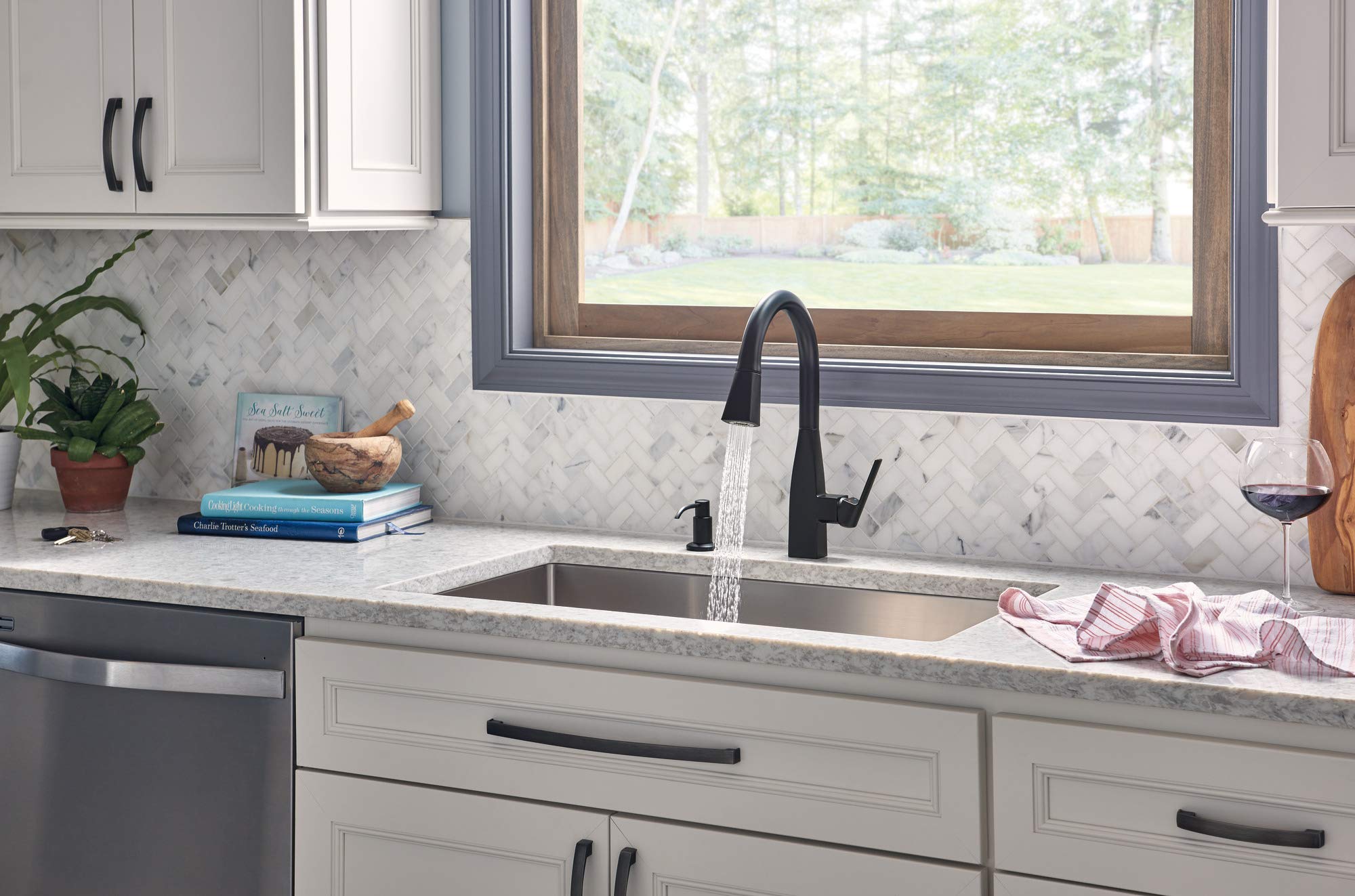 Premium Matte Black Kitchen Faucet with Pull-Down Sprayer - Peerless Xander P7919LF-BL, Single Handle Modern Sink Faucet for Easy Cleaning & Dishwashing - Perfect for Farmhouse, Commercial, and Residential Kitchens