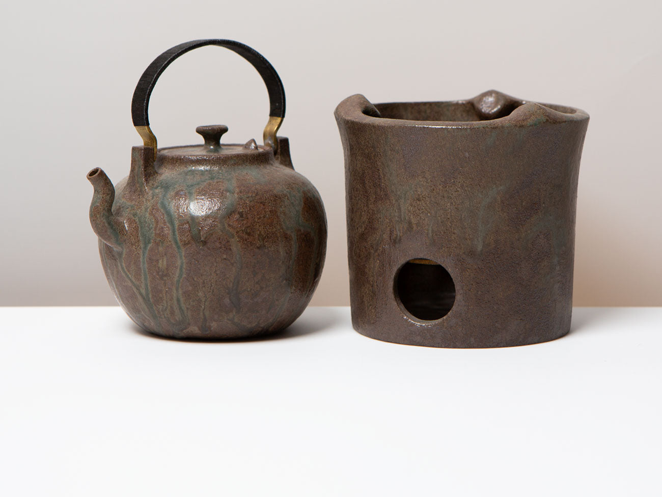 Premium Pear Ash Kettle & Round Brazier - Large Cast Iron Tea Pot for Japanese Tea Ceremony, Outdoor Camping & Home Decor | Traditional Tetsubin Style with Rustic Charm