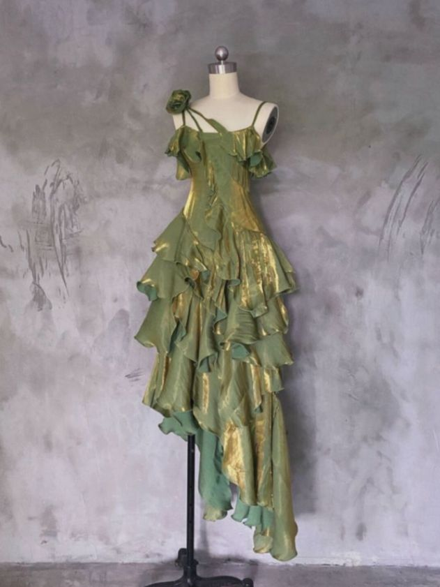 Elegant Green Spaghetti Strap Prom Dress with Ruffle Detail - Formal Evening Gown for Homecoming, Wedding Guest & Special Occasions - Style J5972