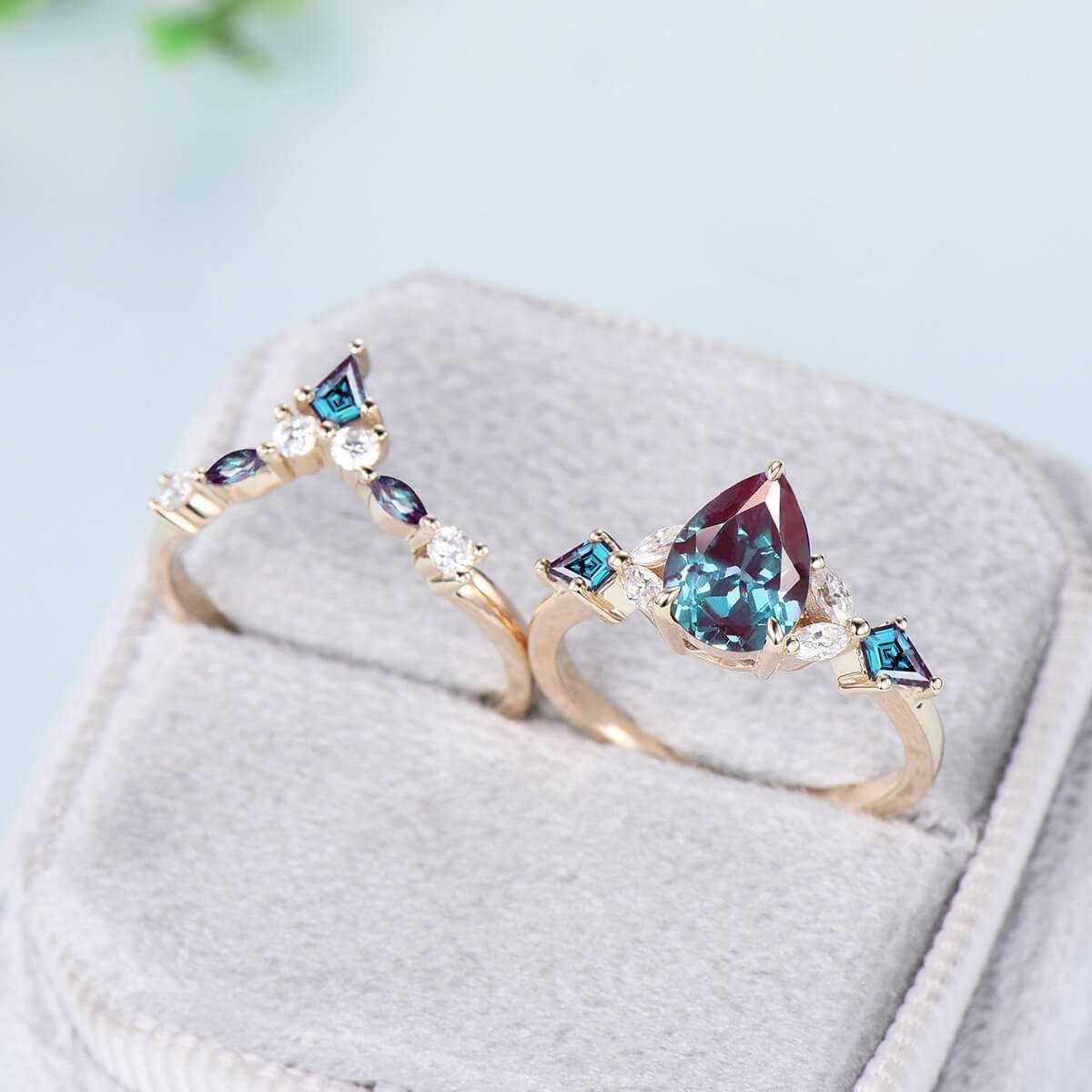 2Pcs Vintage Pear Shaped Alexandrite Engagement Ring Set in 14K Yellow Gold with Cluster Kite Marquise Design – Elegant Wedding Ring Set for Women, Perfect for Proposals, Anniversaries & Special Occasions