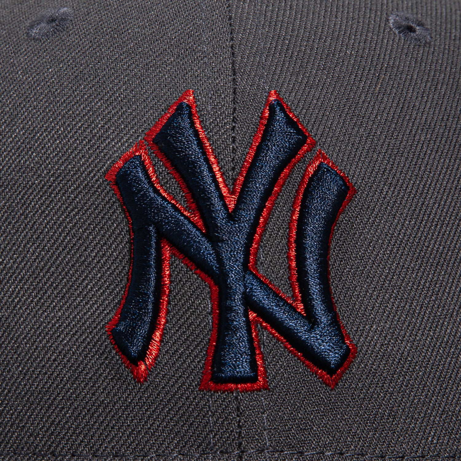 New Era 59Fifty New York Yankees 1999 World Series Patch Hat - Graphite, Navy & Red - Official MLB Baseball Cap for Fans & Collectors - Perfect for Games, Gifts & Streetwear Fashion