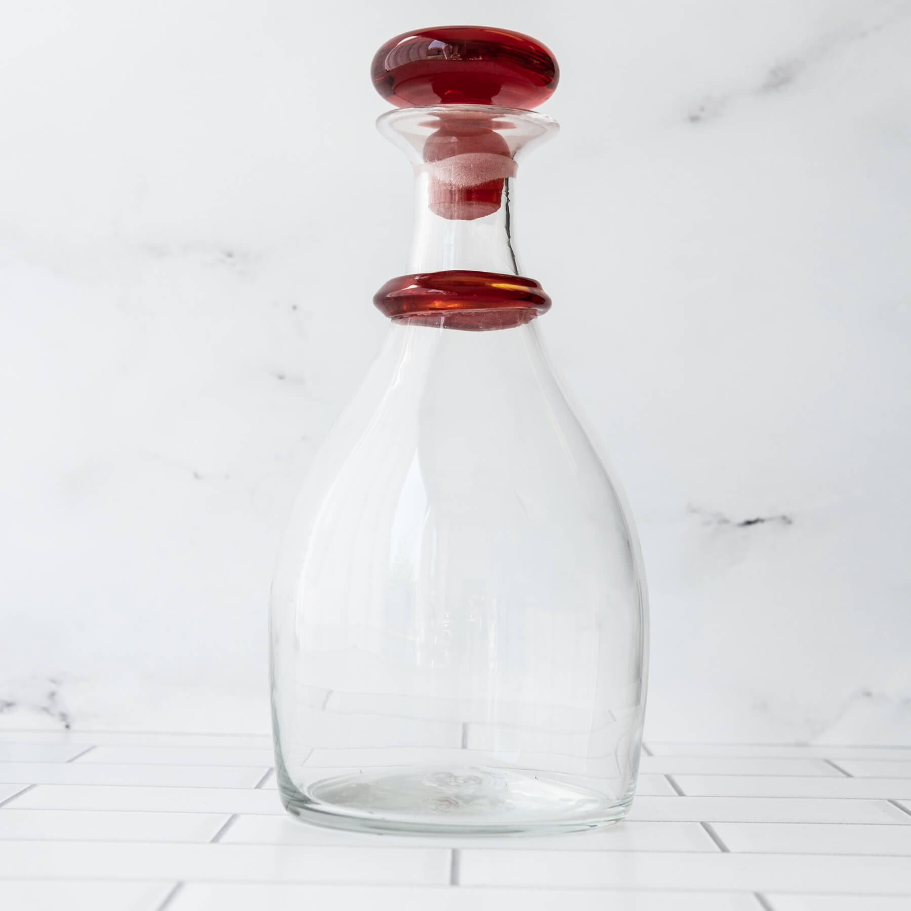 7619 Ring Decanter - Elegant Crystal Glass Wine Decanter with Ruby Accents | Perfect for Red Wine Aeration & Dinner Party Decor