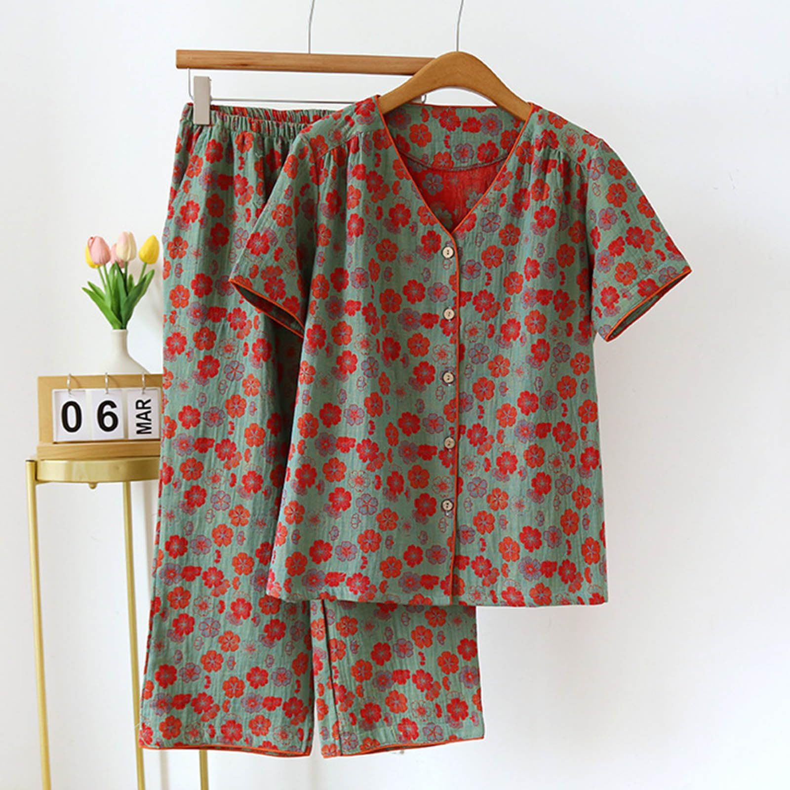 Women's Cute Daisy Floral Two Piece Outfits - Short Sleeve Tops & Capri Pants Comfy Lounge Set | Summer Casual Wear, Vacation Outfits, Leisure Wear for Beach & Home