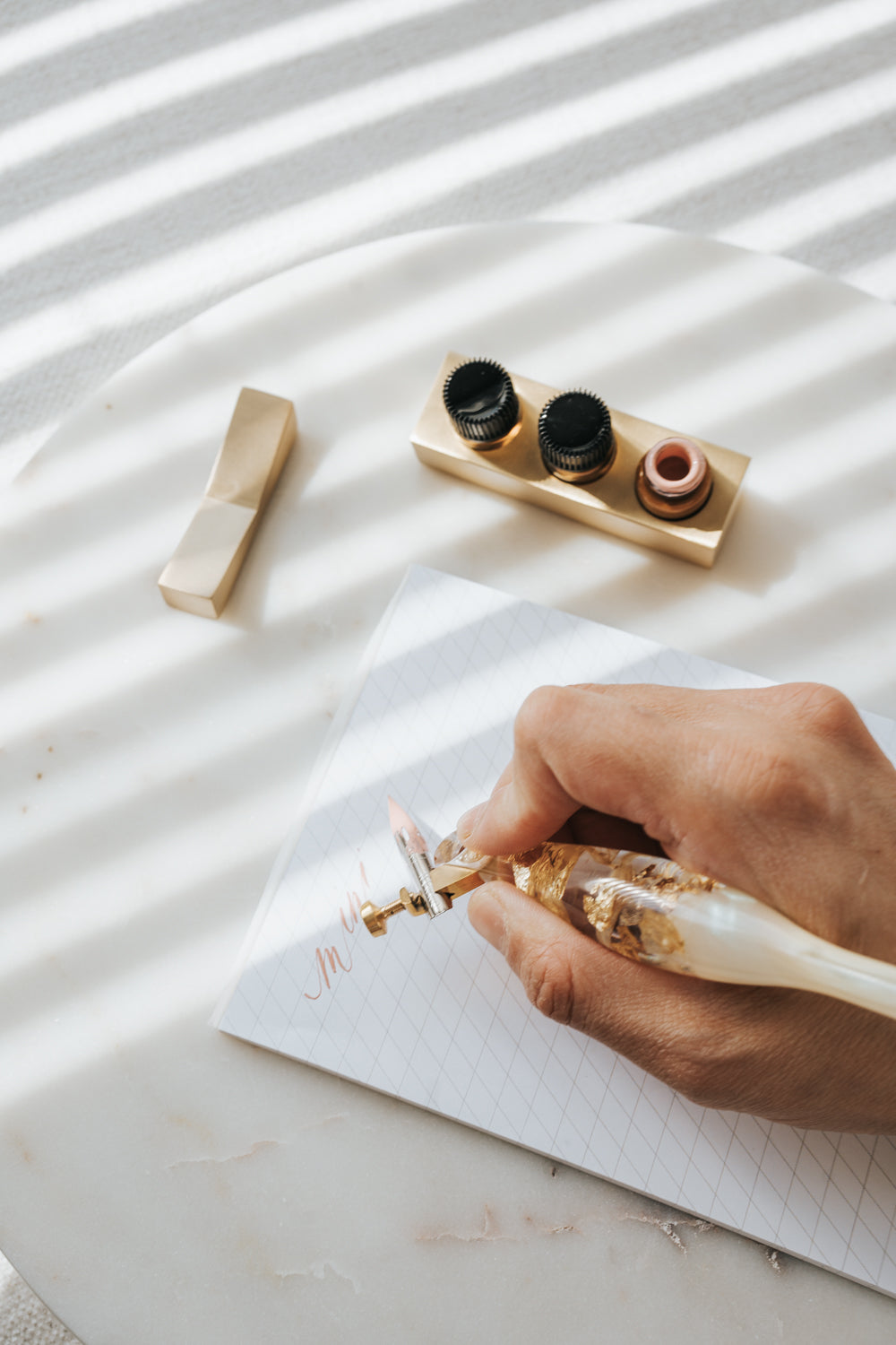 Mini Tilted Inkwell - Portable Calligraphy Ink Bottle for Dip Pens, Perfect for Hand Lettering, Drawing & Art Projects - Ideal for Artists, Writers & Craft Enthusiasts