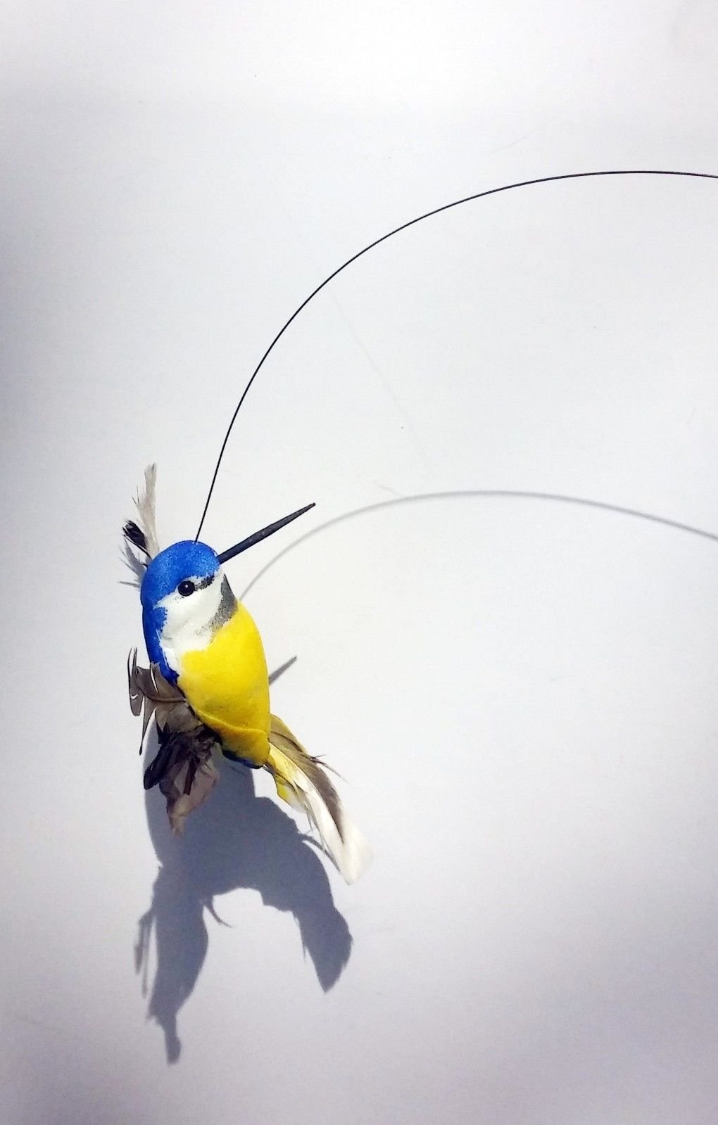 Solar Powered Fluttering Hummingbird Decor - Dual Power (Solar/Battery) for Indoor & Outdoor Use - Perfect for Garden, Patio, Balcony and Home Decoration