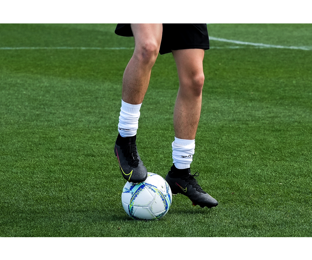 Senda Athletics Apex Match Soccer Ball - Official Size 5 Professional Game Ball for Training & Matches (White/Blue) - Perfect for Outdoor Soccer Practice, Games & Tournaments